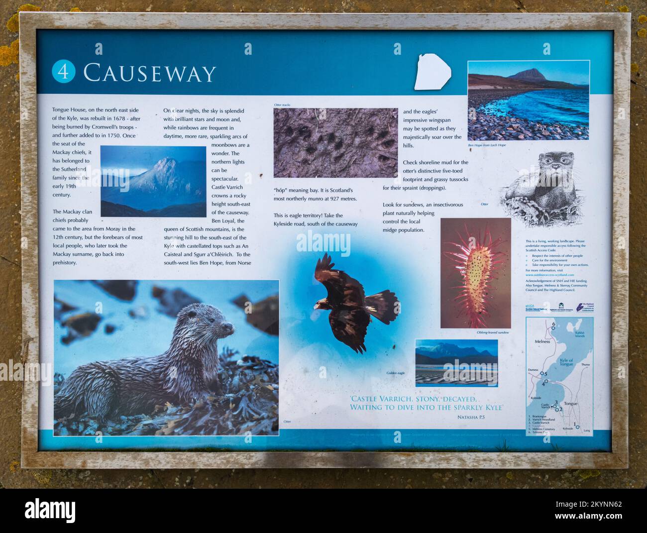 Primo piano immagine HDR di una bacheca di informazioni turistiche, il Kyle of Tongue Causeway sulla North Coast 500 Route, Sutherland, Scozia. 27 ottobre 2022 Foto Stock