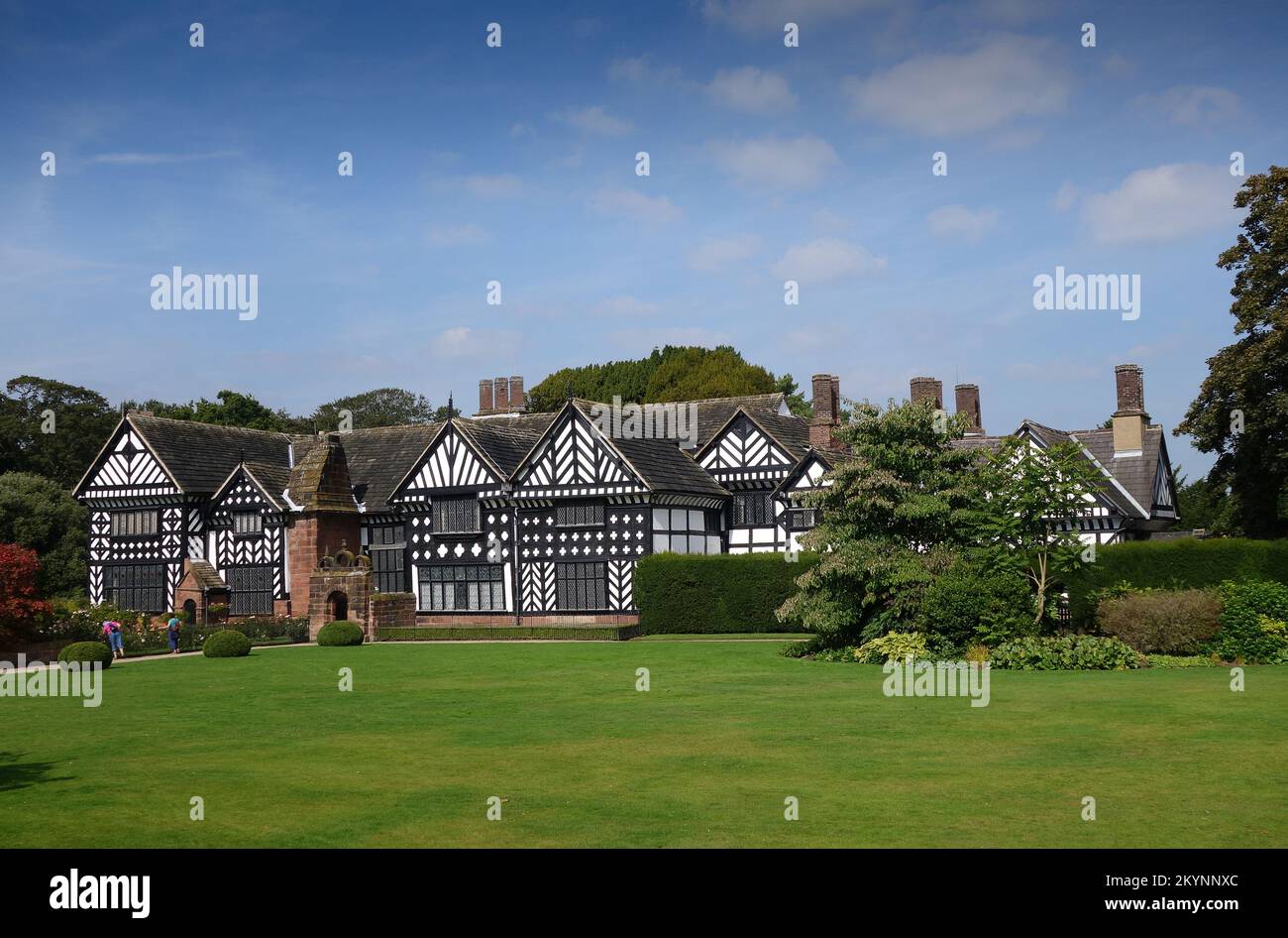 Speke Hall una casa padronale con travi in legno Tudor a Liverpool, Regno Unito Foto Stock