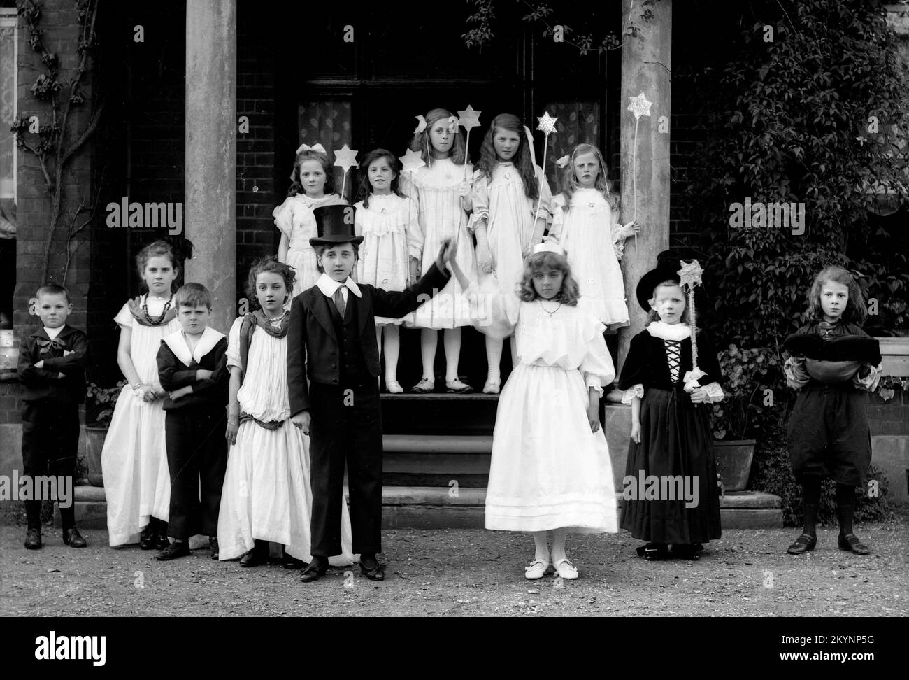 Studenti privati delle scuole elementari in costumi di Natale Inghilterra, Regno Unito, 1905 Foto Stock