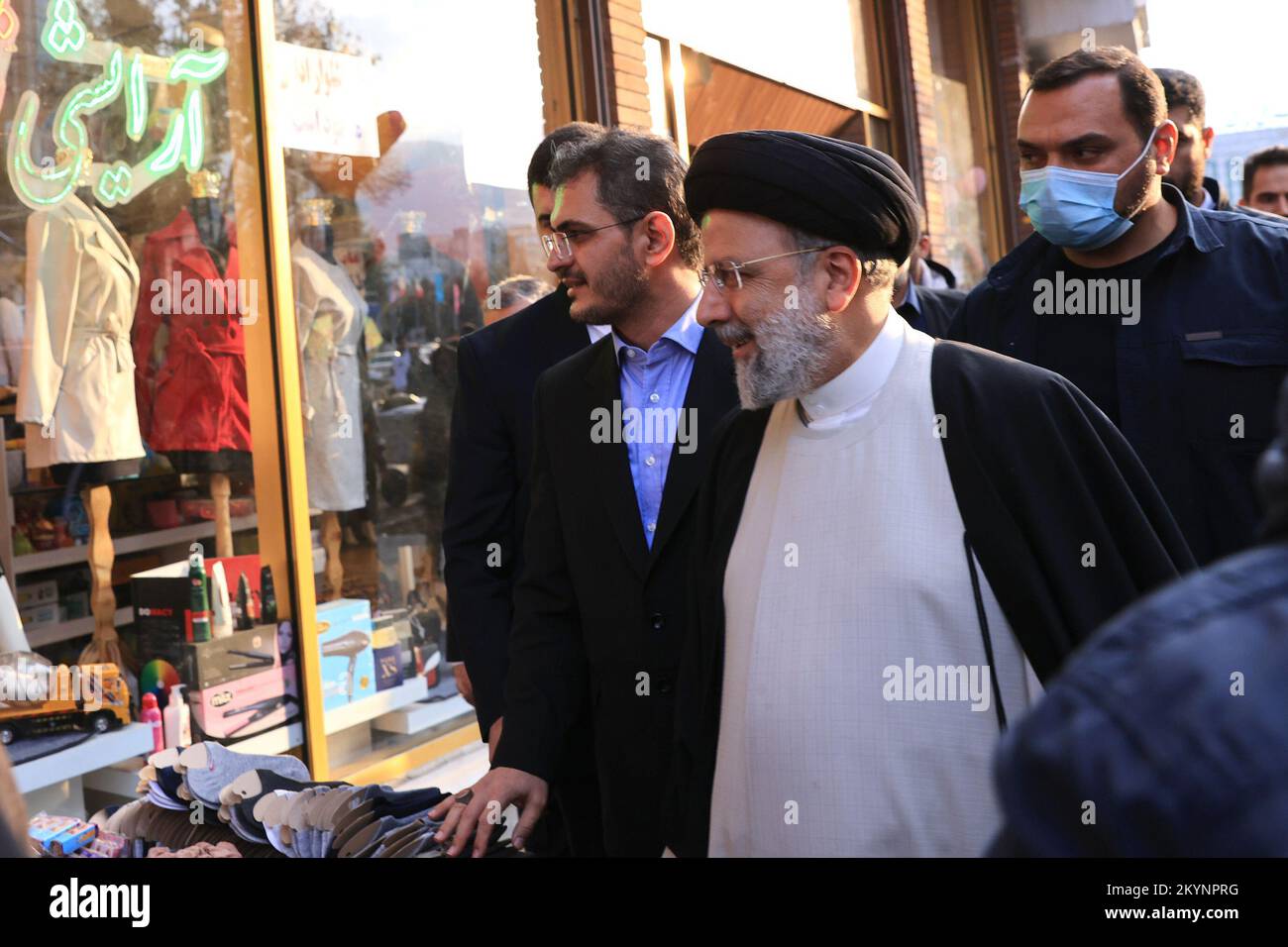 Sanandaj, Kurdistan, Iran. 1st Dec, 2022. Una foto resa disponibile dall'ufficio presidenziale mostra, il presidente iraniano EBRAHIM RAISI assiste al Bazaar di Sanandaj (mercato) per visitare persone e negozianti a Sanandaj, la capitale della provincia del Kurdistan. (Credit Image: © Iranian Presidency via ZUMA Press Wire) Foto Stock