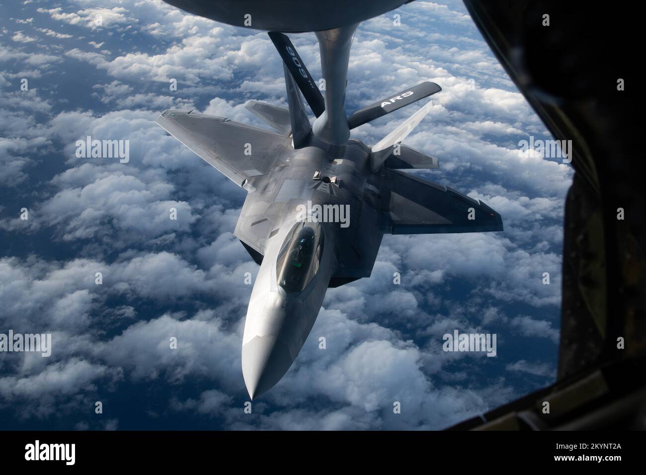 Oceano Pacifico, acque internazionali. 30th Nov 2022. Oceano Pacifico, acque internazionali. 30 Novembre 2022. NEGLI STATI UNITI Air Force F-22A Raptor fighter jet, assegnato alla 3rd Fighter Wing, si avvicina a un KC-135 Stratotanker aereo di rifornimento durante una missione di pattuglia, il 30 novembre 2022 sull'Oceano Pacifico. Credit: A1c Tylir Meyer/US Air Force/Alamy Live News Foto Stock