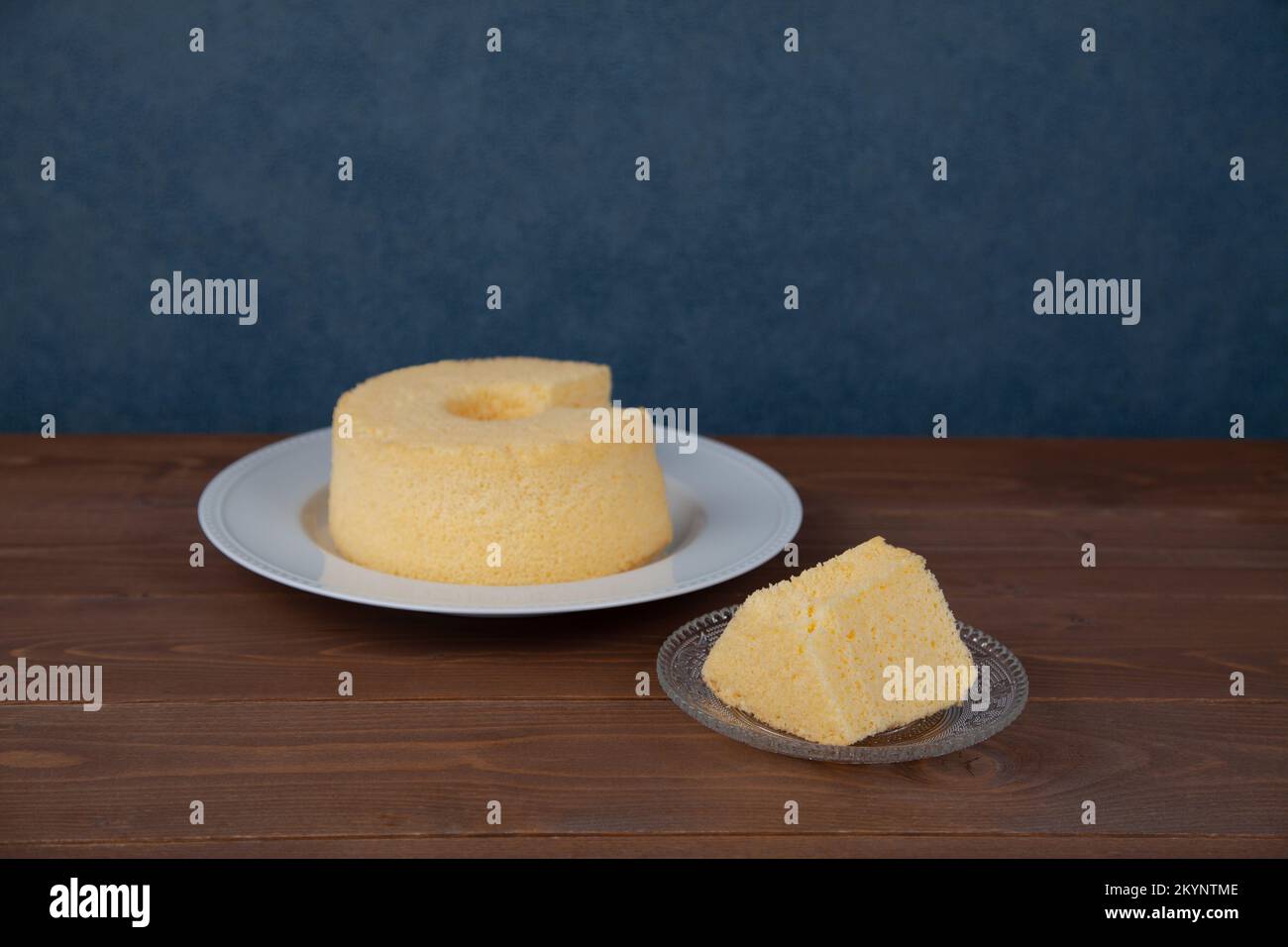 torta di chiffon semplice su piatto isolato su fondo bianco Foto Stock