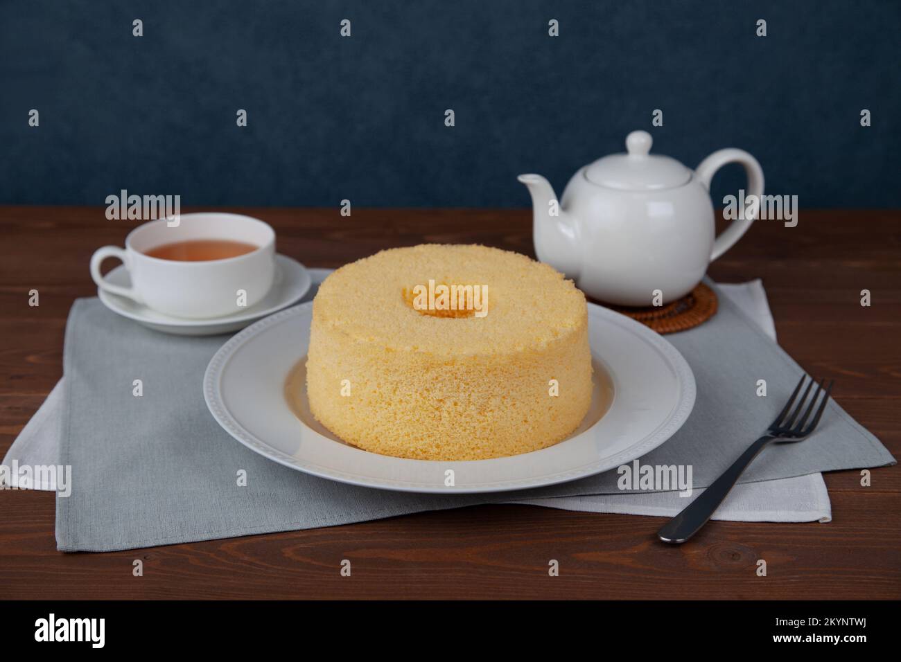 set di tè caldo per torte in chiffon semplice isolato su sfondo bianco Foto Stock