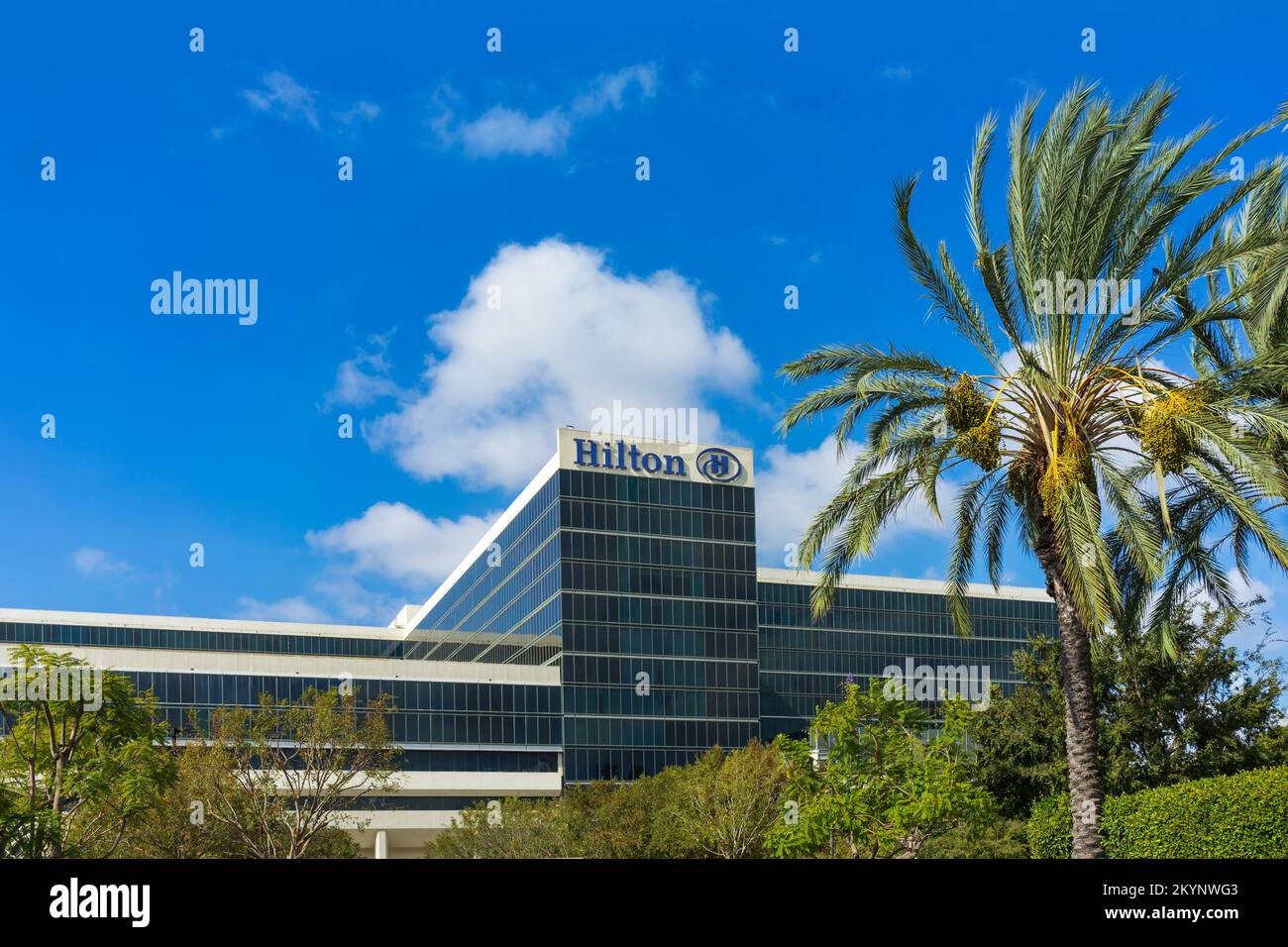 Anaheim, CA, USA – 1 novembre 2022: Esterno dell'edificio dell'Hilton Anaheim Hotel situato sulla Convention Way ad Anaheim, California. Foto Stock
