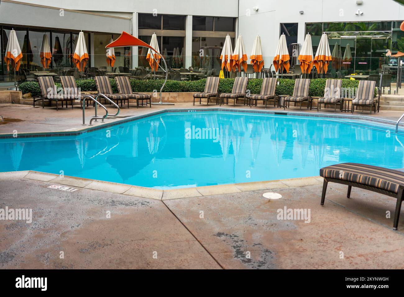 Anaheim, CA, USA – 1 novembre 2022: Piscina presso il Marriott Anaheim Hotel situato ad Anaheim, California. Foto Stock