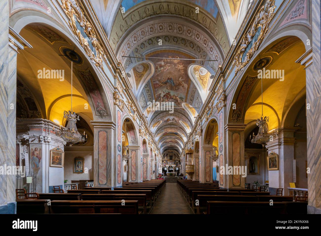 Borgo San Dalamazzo, Cuneo, Italia - 01 dicembre 2022: Interno con volte affrescate della chiesa parrocchiale dell'antica abbazia di San Dalmazzo di Pedona nel Foto Stock