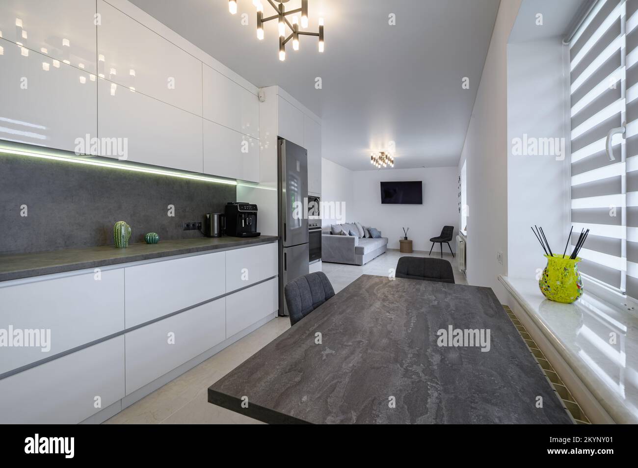 Cucina moderna e bianca con ripiani in granito Foto Stock