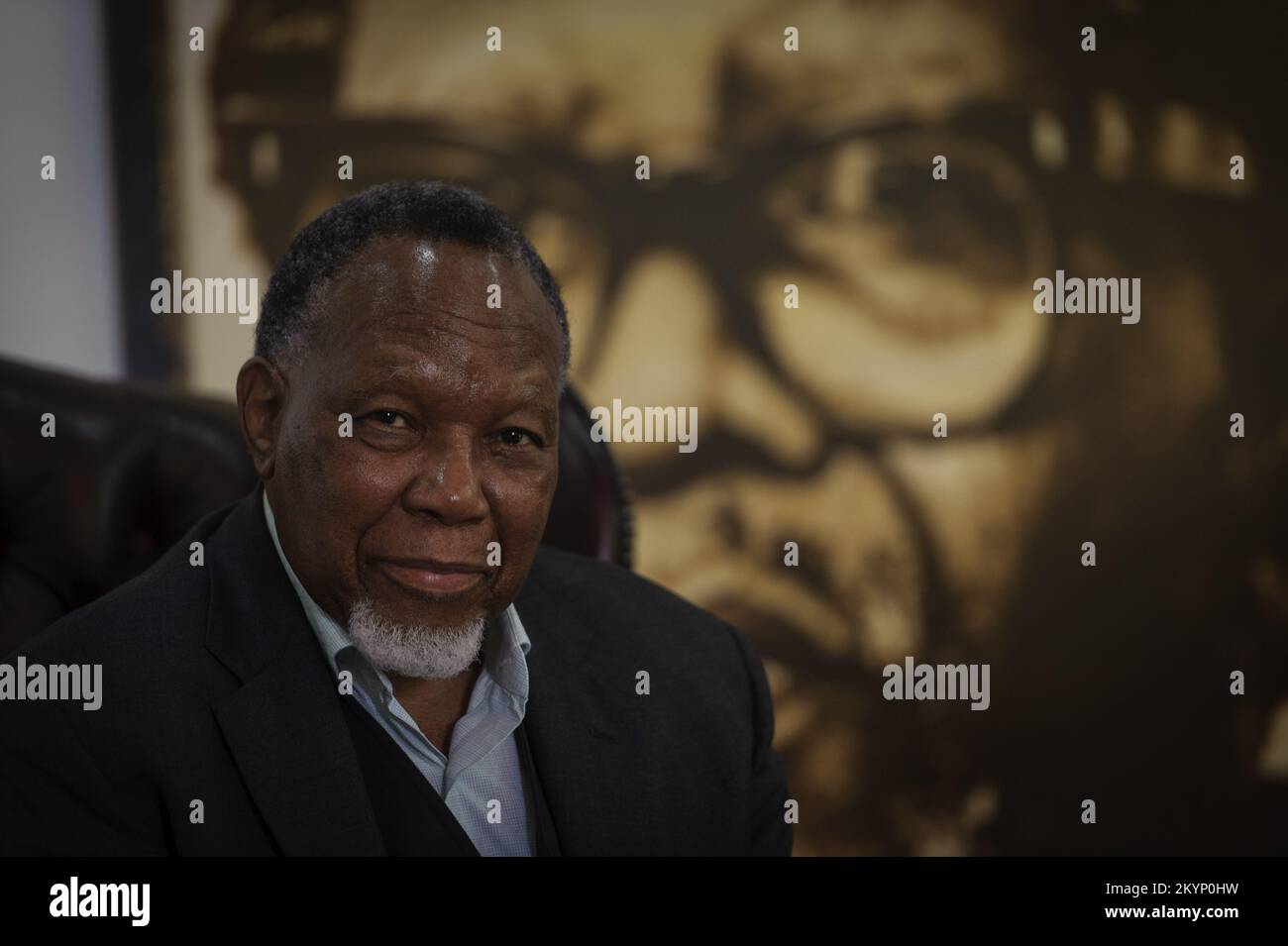 L'ex presidente sudafricano Kgalema Mollanthe all'ombra di un ritratto dell'icona della liberazione dell'ANC e leader esiliato durante l'apartheid Oliver Tambo Foto Stock