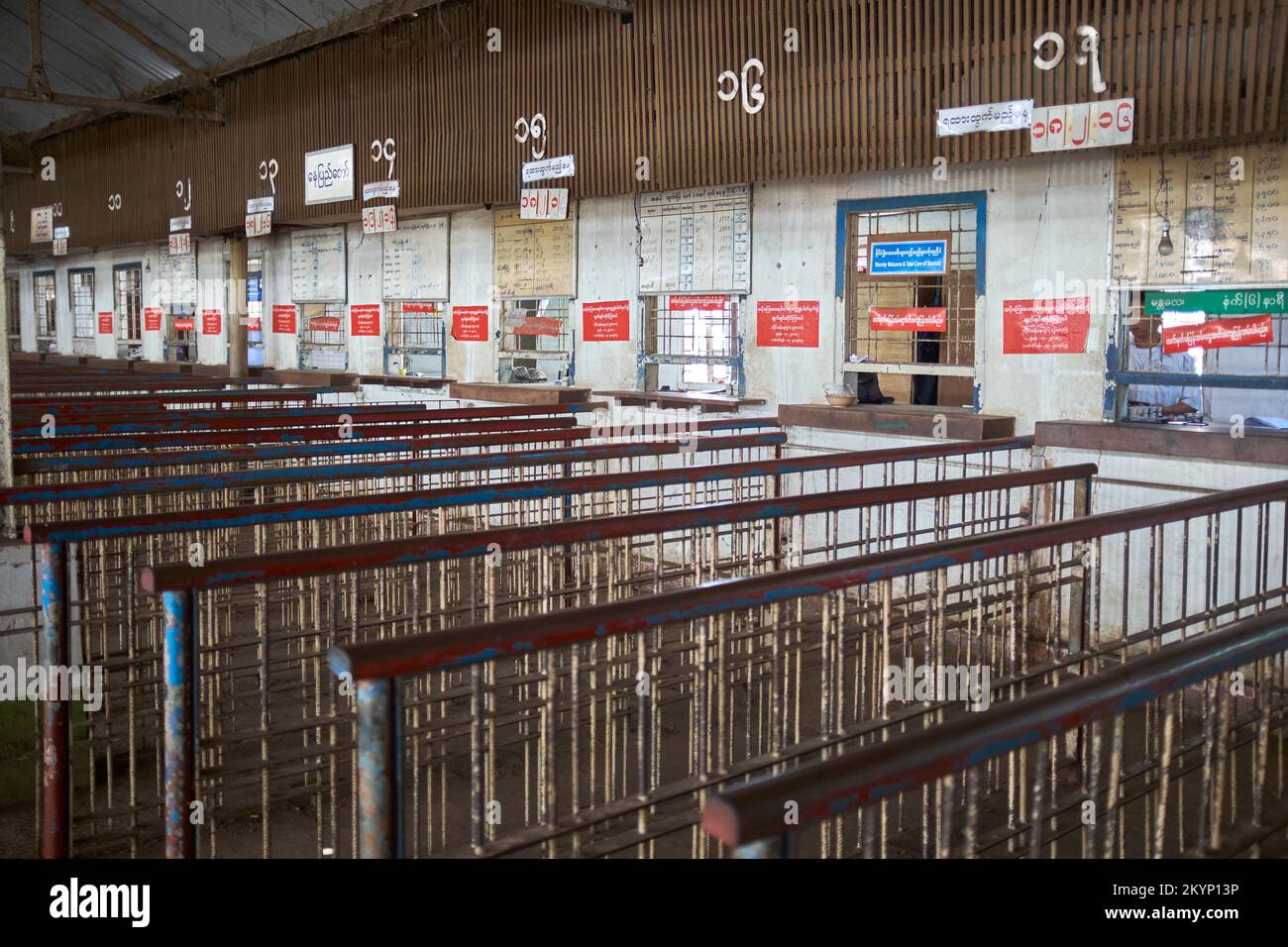 Biglietteria presso la stazione ferroviaria centrale di Yangon a Yangon, Myanmar Foto Stock