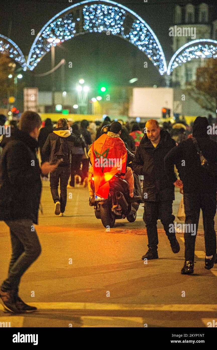 Bruxelles (Belgio), 01 dicembre 2022. L'immagine mostra i tifosi marocchini che festeggiano dopo aver vinto il loro gioco contro il Canada , nel Gruppo F della Coppa del mondo FIFA 2022, a Bruxelles, giovedì 01 dicembre 2022. FOTO DI BELGA JONAS ROOSENS Foto Stock