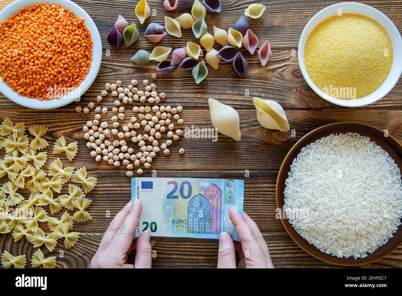 Situazione economica nel mondo. Aumentare i costi per le spese alimentari. Concetto di cibo e denaro. Foto Stock