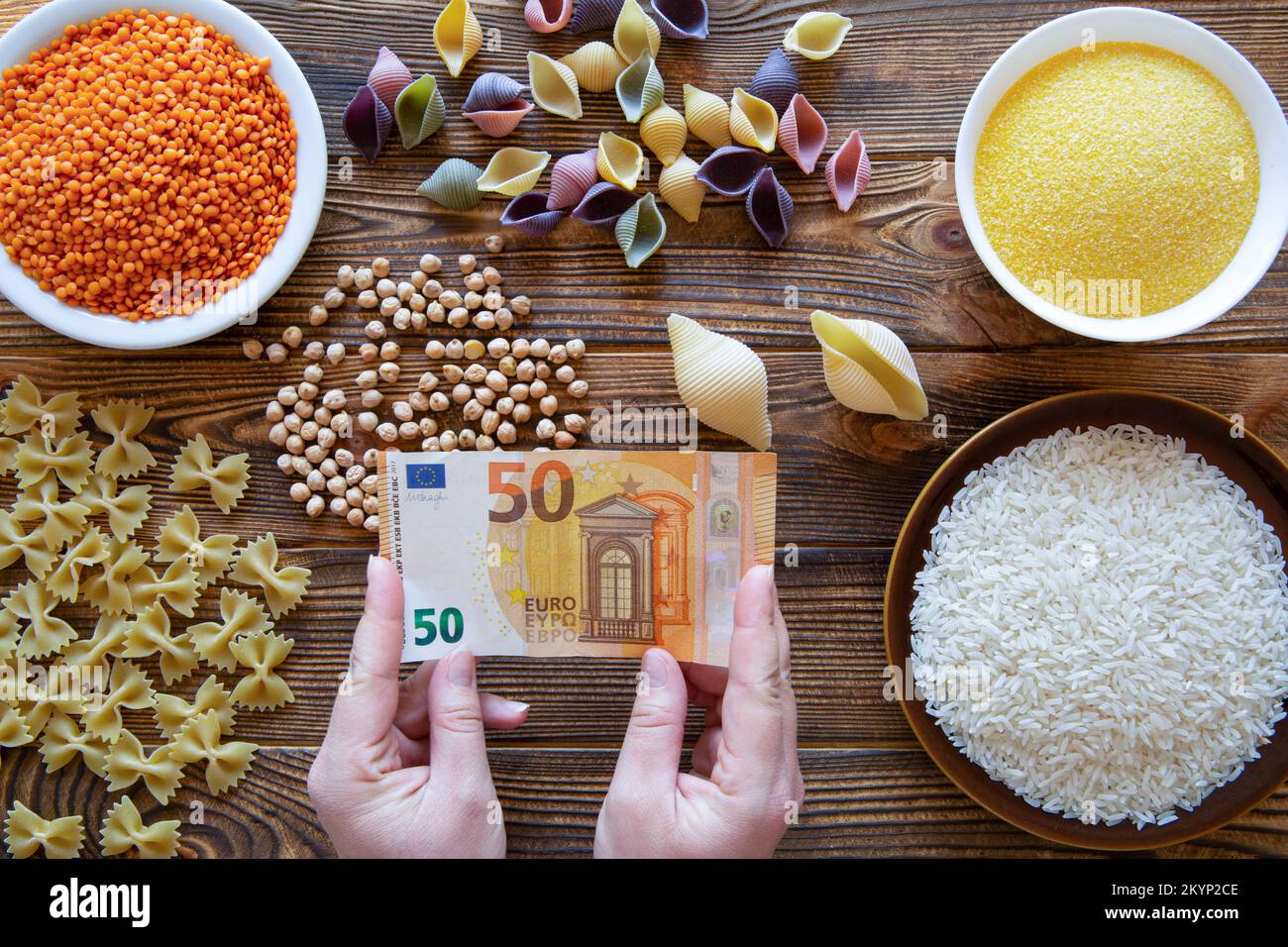 Situazione economica nel mondo. Aumentare i costi per le spese alimentari. Concetto di cibo e denaro. Foto Stock