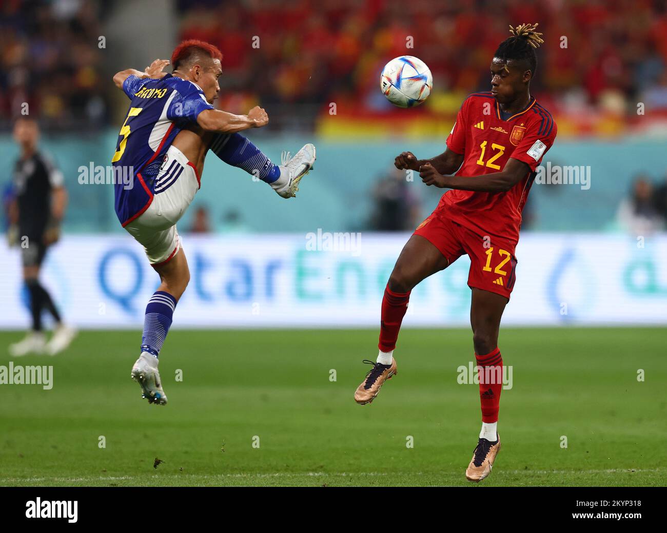 Doha, Qatar, 1st dicembre 2022. Yuto Nagatomo del Giappone sfida Nico Williams di Spagna durante la partita di Coppa del mondo FIFA 2022 al Khalifa International Stadium, Doha. Il credito di foto dovrebbe essere: David Klein / Sportimage Foto Stock