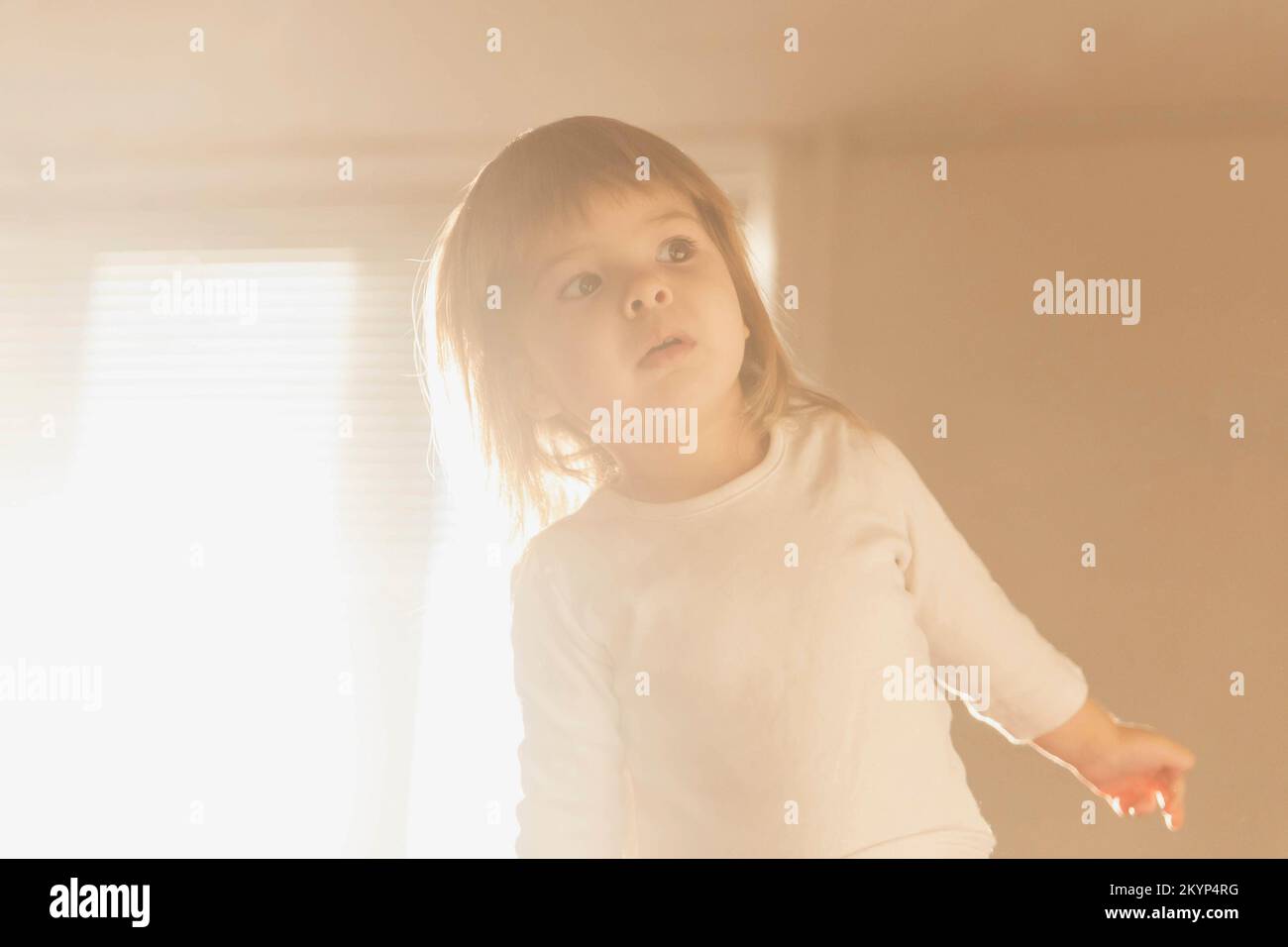 Stupito bellissimo bambino a casa al tramonto Foto Stock