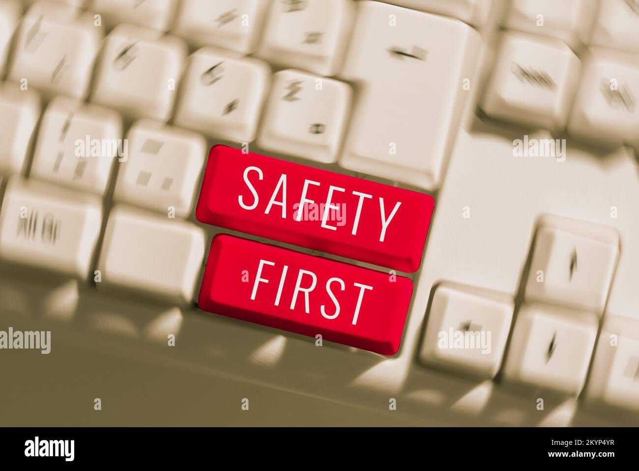 Cartello con prima la scritta sicurezza. Concetto che significa evitare qualsiasi rischio inutile vivere in sicurezza prestare attenzione Foto Stock