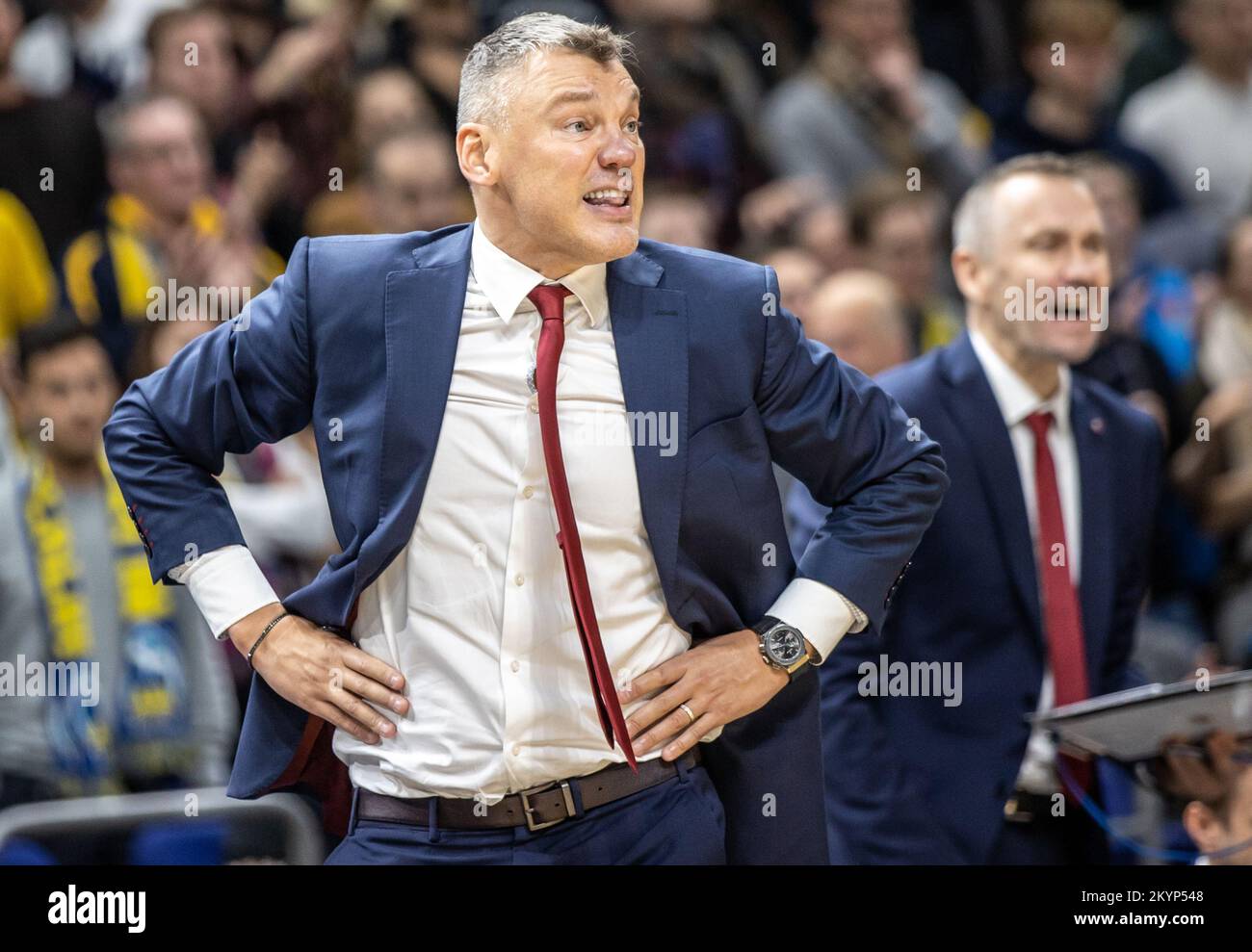 Berlino, Germania. 01st Dec, 2022. Pallacanestro: Eurolega, Alba Berlin - FC Barcelona, Main Round, Giornata 11, Mercedes-Benz Arena. Il pullman di testa Sarunas Jasikevicius del FC Barcelona sta gesticulando ai margini della corte. Credit: Andreas Gora/dpa/Alamy Live News Foto Stock