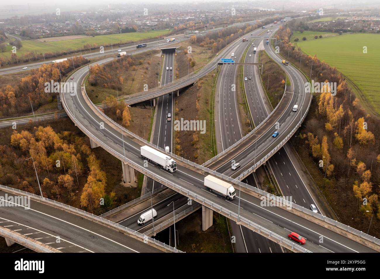 Una vista aerea sopra un complesso svincolo autostradale a Ferrybridge nello Yorkshire con scivoli e ponti che collegano le autostrade M62 e M1 Foto Stock