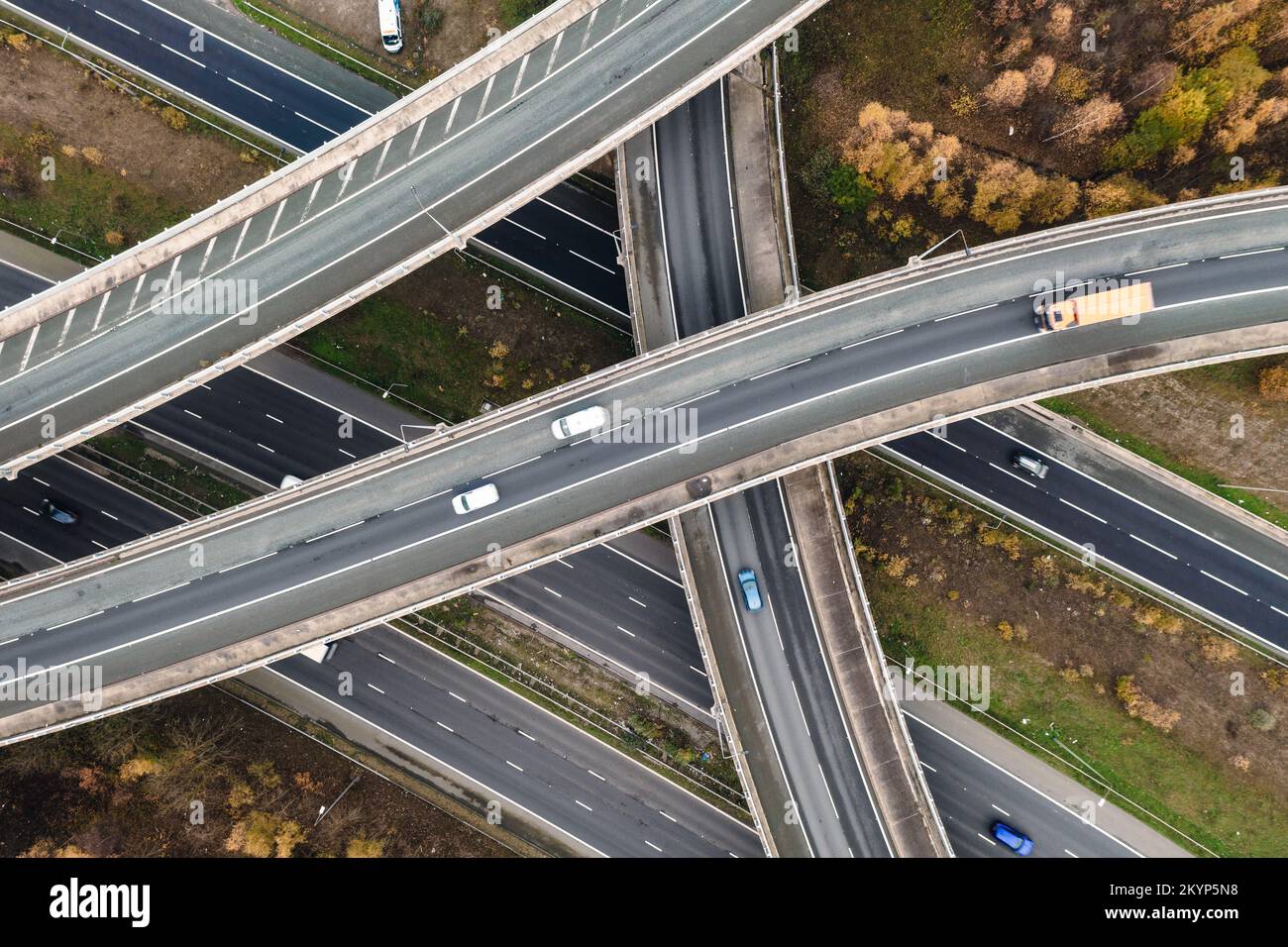FERRYBRIDGE, YORKSHIRE, REGNO UNITO - 1 DICEMBRE 2022. Una vista aerea sopra un complesso svincolo autostradale con scivoli e ponti che collegano la M62 AN Foto Stock