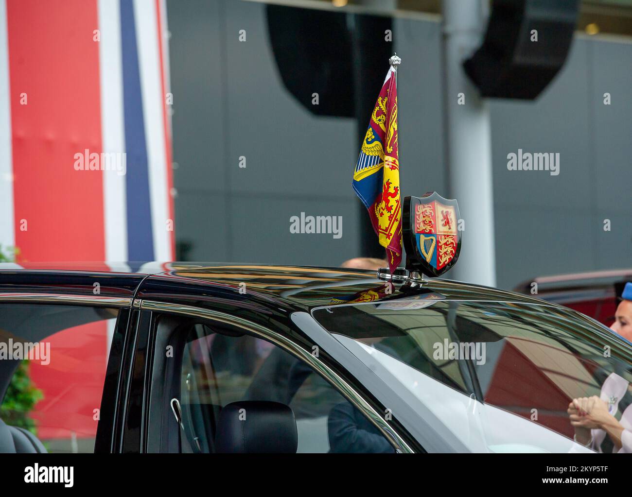 Ascot, Berkshire, Regno Unito. 19th giugno, 2021. L'autista di sua Maestà la Regina ha guidato Bentley. La regina Elisabetta II ha frequentato oggi Royal Ascot insieme a sua Signora in attesa, Lady Susan Hussey. Sua Maestà arrivò nel Royal Parade Ring al circuito di Ascot in un Bentley guidato da un autista piuttosto che nella solita carrozza trainata da cavalli. Sua Maestà indossava un cappotto da cambio pieghettato verde menta e un cappello abbinato con rose di seta rosa e verde. Credito: Maureen McLean/Alamy Foto Stock