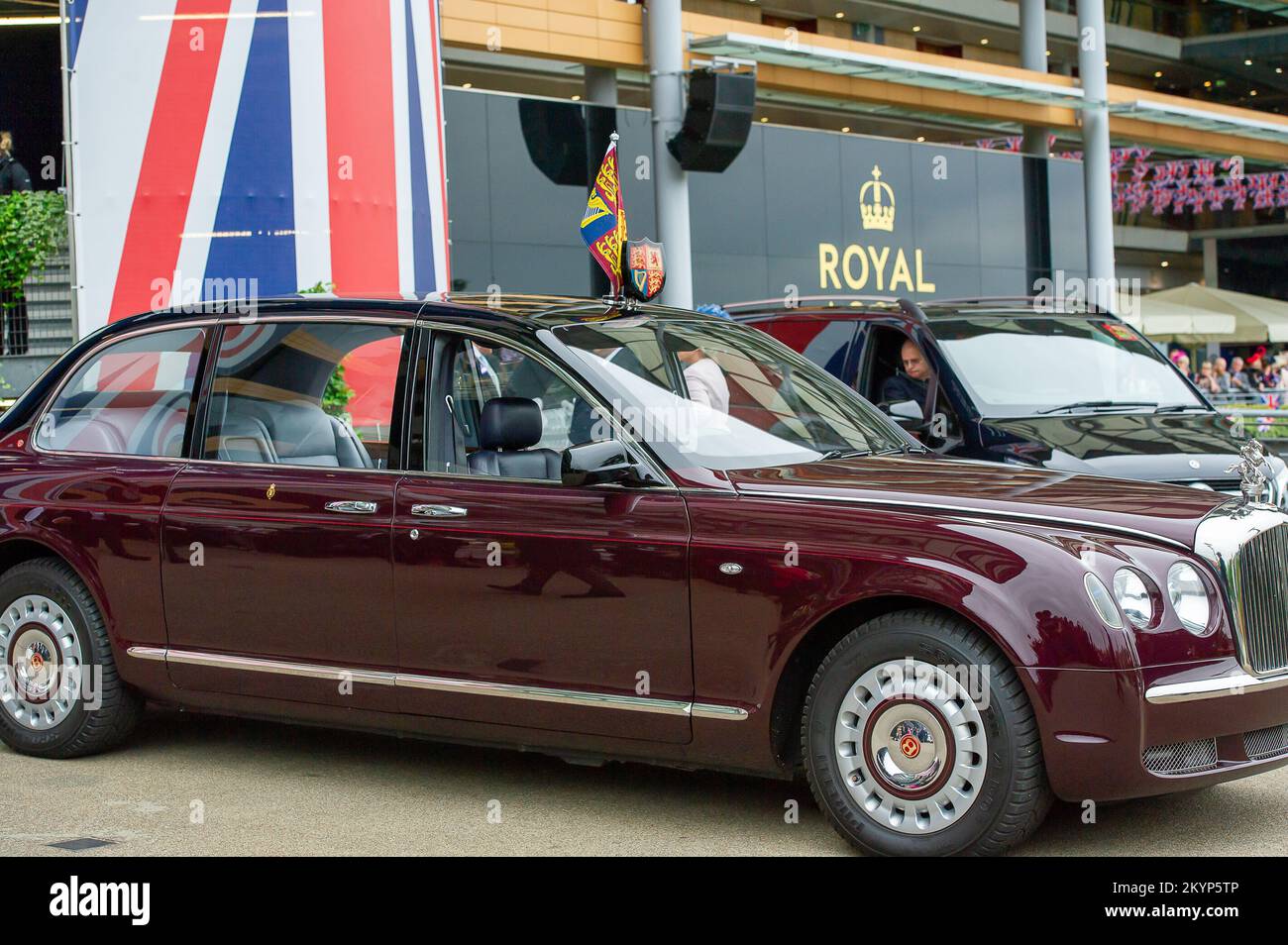 Ascot, Berkshire, Regno Unito. 19th giugno, 2021. L'autista di sua Maestà la Regina ha guidato Bentley. La regina Elisabetta II ha frequentato oggi Royal Ascot insieme a sua Signora in attesa, Lady Susan Hussey. Sua Maestà arrivò nel Royal Parade Ring al circuito di Ascot in un Bentley guidato da un autista piuttosto che nella solita carrozza trainata da cavalli. Sua Maestà indossava un cappotto da cambio pieghettato verde menta e un cappello abbinato con rose di seta rosa e verde. Credito: Maureen McLean/Alamy Foto Stock