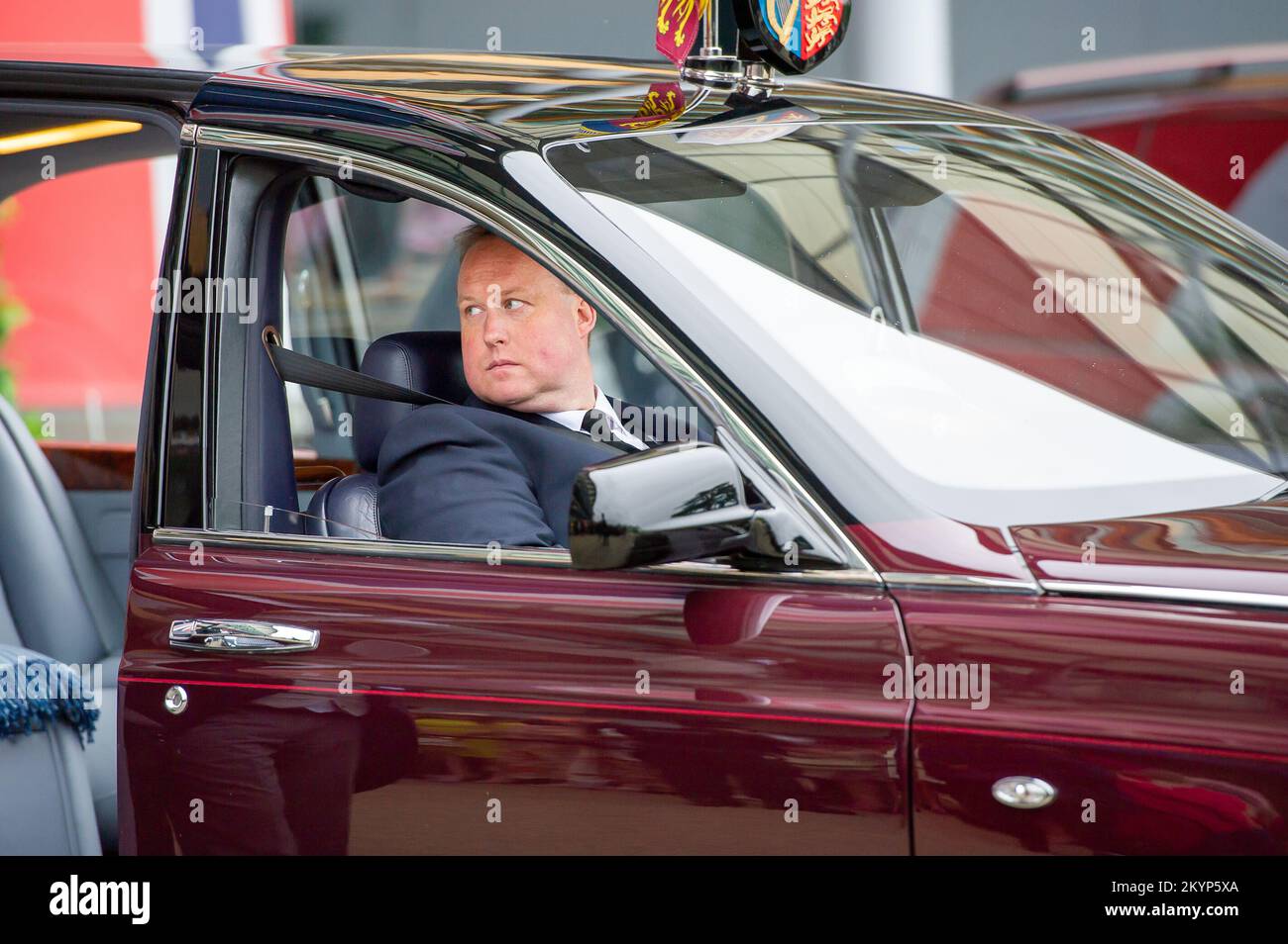 Ascot, Berkshire, Regno Unito. 19th giugno, 2021. L'autista di sua Maestà la Regina ha guidato Bentley. La regina Elisabetta II ha frequentato oggi Royal Ascot insieme a sua Signora in attesa, Lady Susan Hussey. Sua Maestà arrivò nel Royal Parade Ring al circuito di Ascot in un Bentley guidato da un autista piuttosto che nella solita carrozza trainata da cavalli. Sua Maestà indossava un cappotto da cambio pieghettato verde menta e un cappello abbinato con rose di seta rosa e verde. Credito: Maureen McLean/Alamy Foto Stock