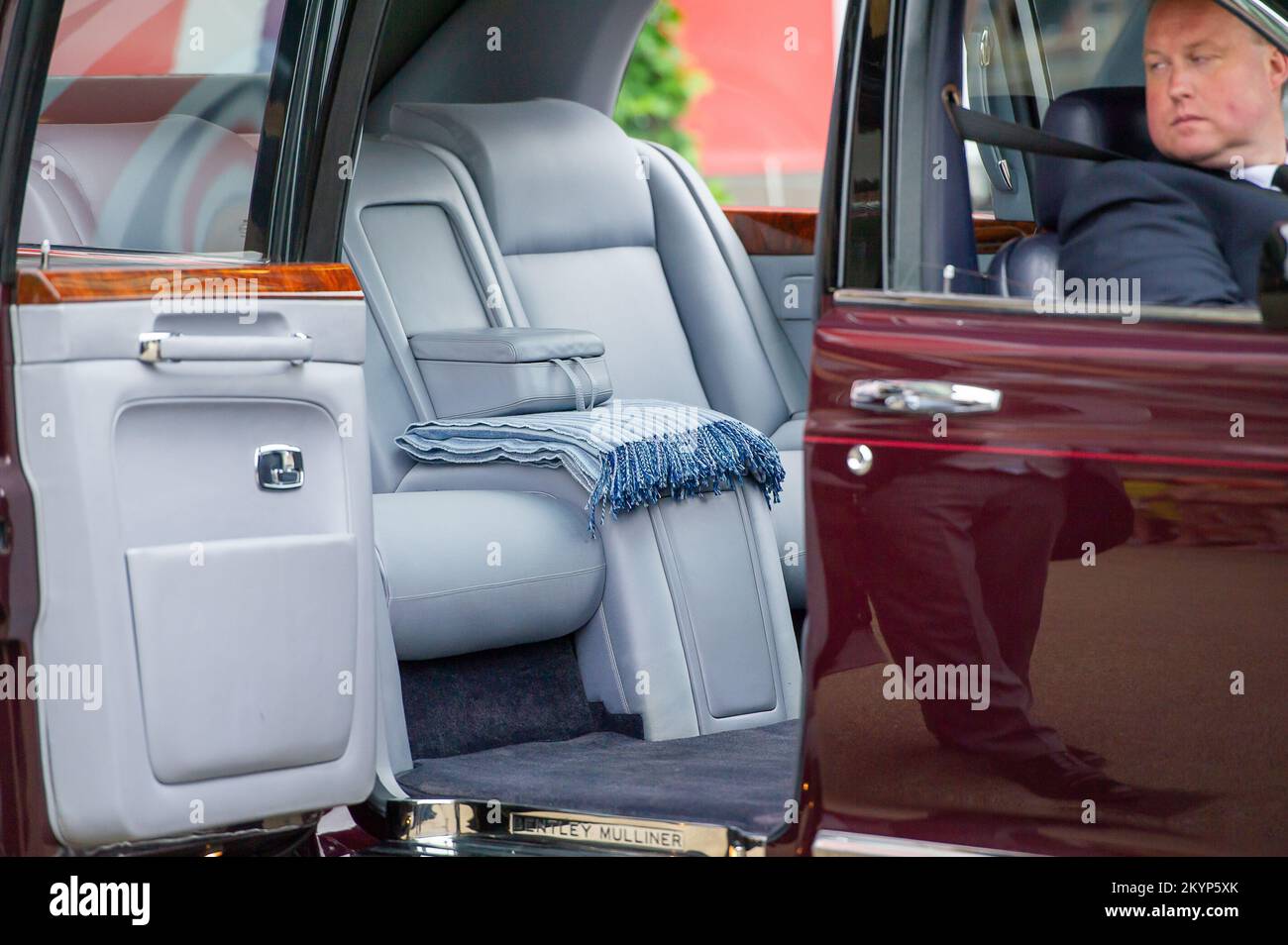Ascot, Berkshire, Regno Unito. 19th giugno, 2021. L'autista di sua Maestà la Regina ha guidato Bentley. La regina Elisabetta II ha frequentato oggi Royal Ascot insieme a sua Signora in attesa, Lady Susan Hussey. Sua Maestà arrivò nel Royal Parade Ring al circuito di Ascot in un Bentley guidato da un autista piuttosto che nella solita carrozza trainata da cavalli. Sua Maestà indossava un cappotto da cambio pieghettato verde menta e un cappello abbinato con rose di seta rosa e verde. Credito: Maureen McLean/Alamy Foto Stock