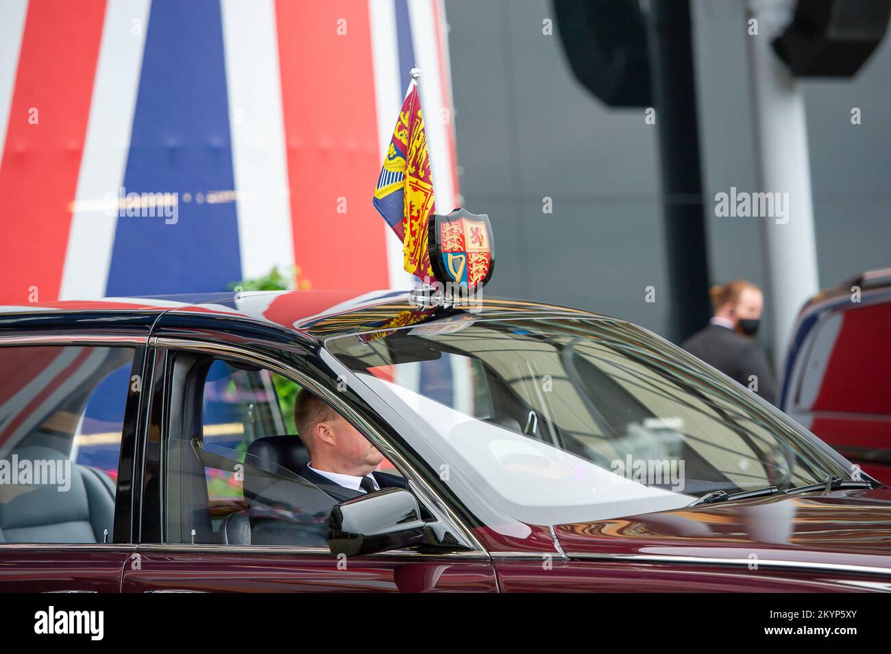 Ascot, Berkshire, Regno Unito. 19th giugno, 2021. L'autista di sua Maestà la Regina ha guidato Bentley. La regina Elisabetta II ha frequentato oggi Royal Ascot insieme a sua Signora in attesa, Lady Susan Hussey. Sua Maestà arrivò nel Royal Parade Ring al circuito di Ascot in un Bentley guidato da un autista piuttosto che nella solita carrozza trainata da cavalli. Sua Maestà indossava un cappotto da cambio pieghettato verde menta e un cappello abbinato con rose di seta rosa e verde. Credito: Maureen McLean/Alamy Foto Stock
