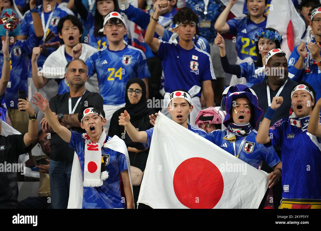 Tifosi giapponesi negli stand durante la partita del Gruppo e della Coppa del mondo FIFA allo Stadio Internazionale Khalifa, al Rayyan, Qatar. Data immagine: Giovedì 1 dicembre 2022. Foto Stock