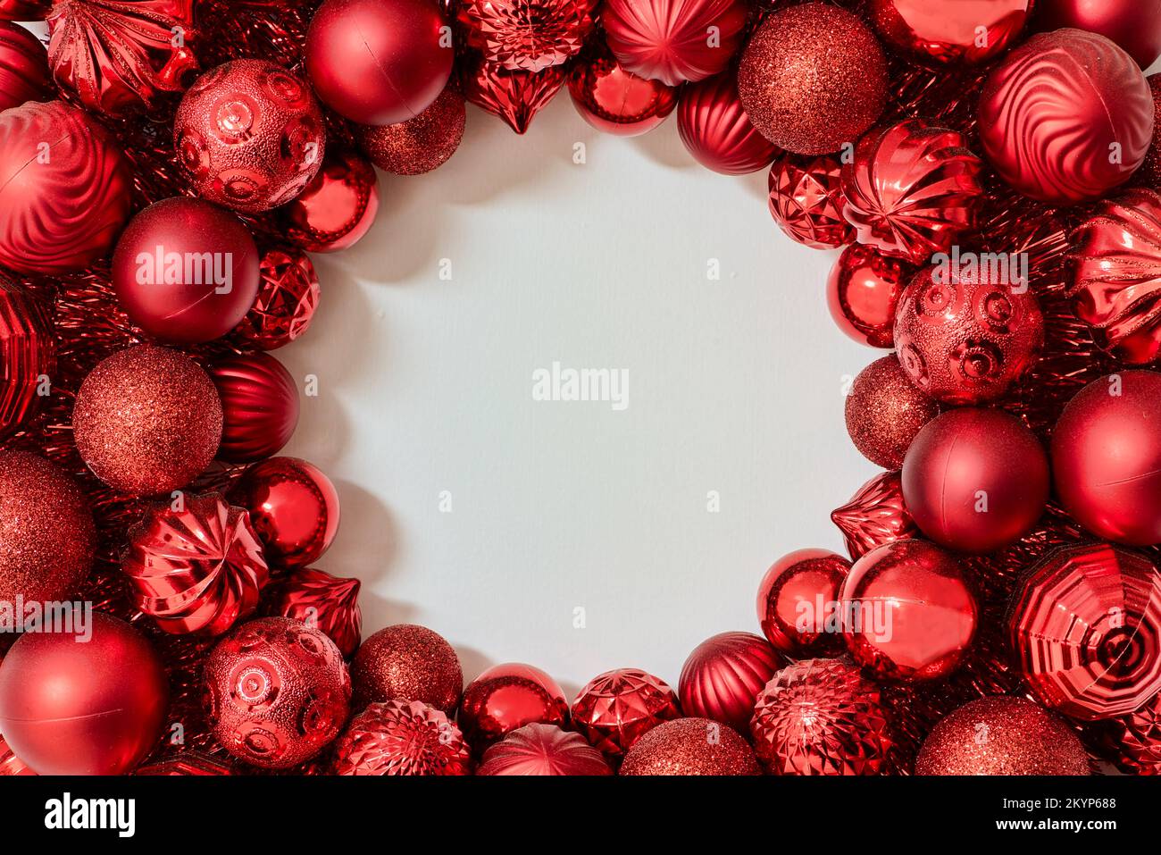 Biglietto di auguri di Natale di ornamenti palla rossa in cerchio, stanza per il testo Foto Stock