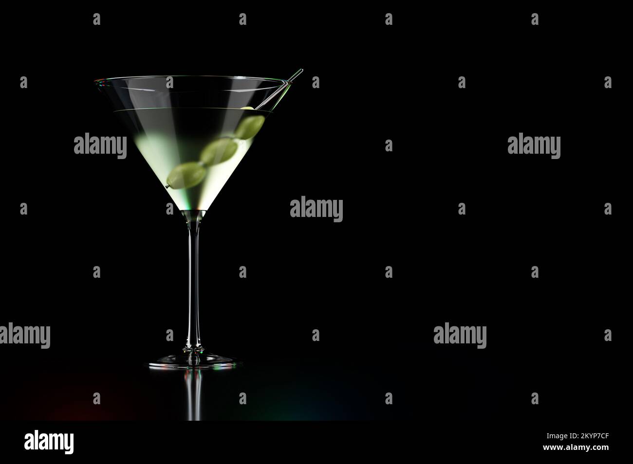 Cocktail Martini con olive su fondo nero Foto Stock