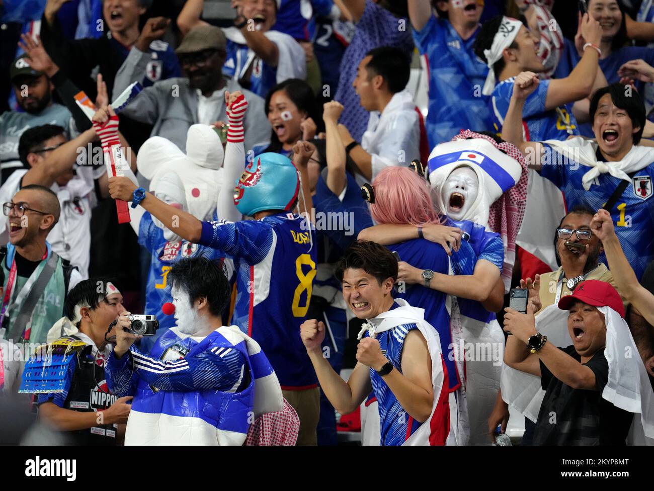 I fan giapponesi festeggiano al fischio finale durante la partita di Coppa del mondo FIFA Group e allo Stadio Internazionale Khalifa, al Rayyan, Qatar. Data immagine: Giovedì 1 dicembre 2022. Foto Stock