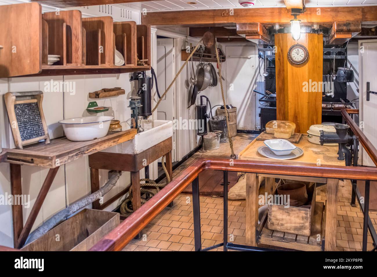 La galea di RSS Discovery, la nave in cui il capitano Robert Scott viaggiò verso l'Antartide. Ora nel bacino di Dundee come attrazione turistica. Foto Stock