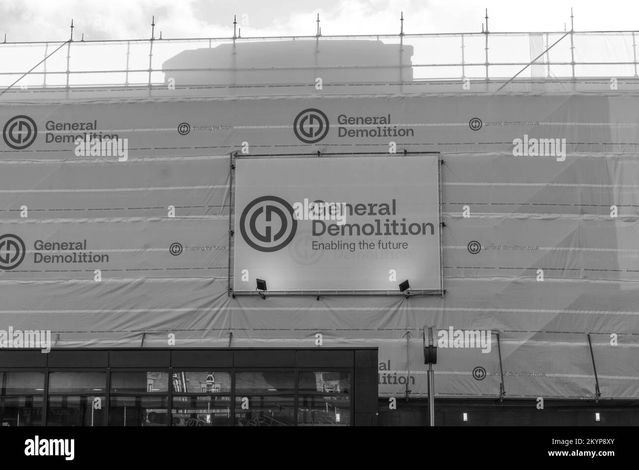 Cartello di demolizione generale in cantiere durante la demolizione di edifici a King's Cross, Londra. Foto Stock