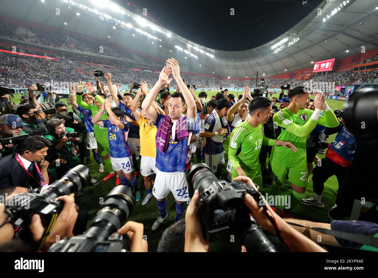 Il giapponese Maya Yoshida festeggia con i compagni di squadra dopo il fischio finale durante la partita di Coppa del mondo FIFA Group e allo stadio internazionale Khalifa, al Rayyan, Qatar. Data immagine: Giovedì 1 dicembre 2022. Foto Stock