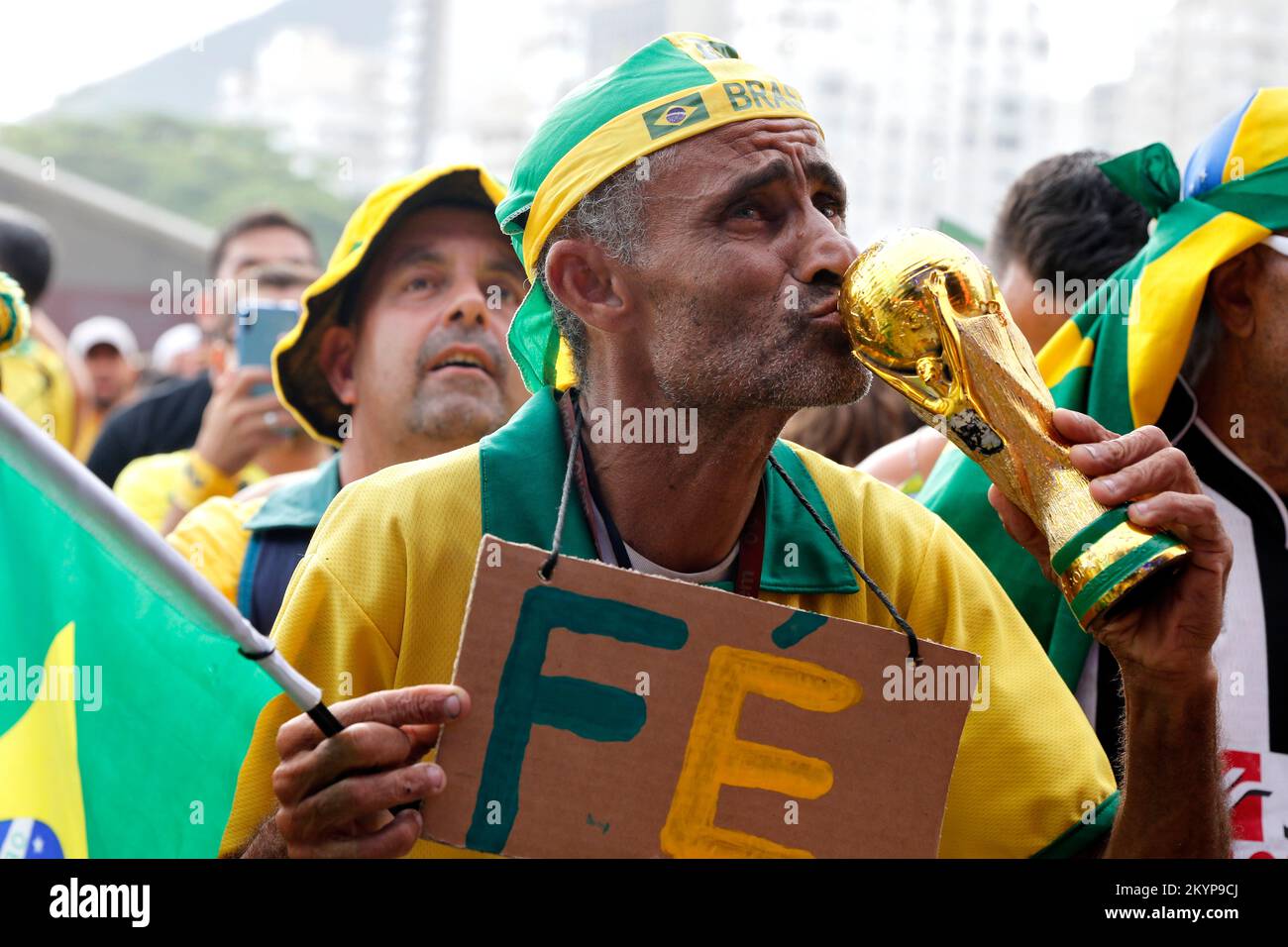 Tifosi brasiliani che sostengono la squadra nazionale di calcio che gioca alla Coppa del mondo FIFA all'arena Fan Festival Foto Stock