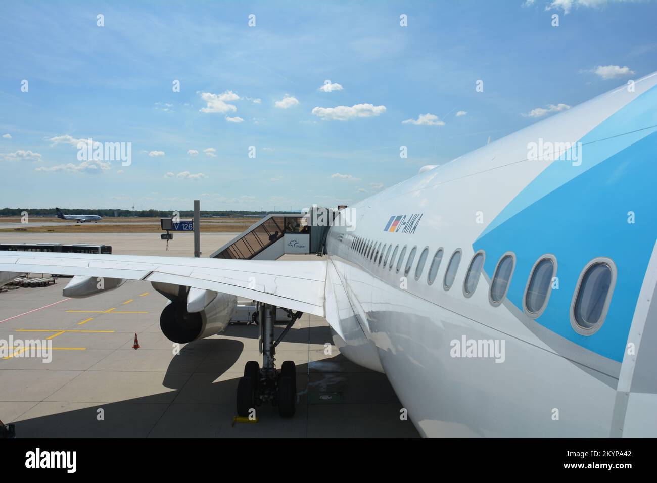 Aeroporto di Francoforte Germania 02 agosto 2022 - Eurowings Scopri l'aereo con scale passeggeri e cielo blu Foto Stock