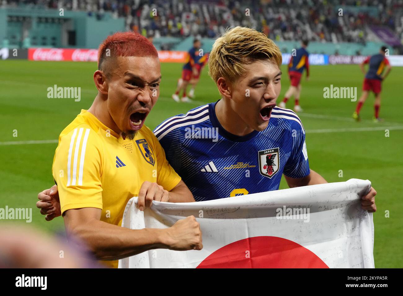 Il giapponese Ritsu Doan e Yuto Nagatomo (a sinistra) festeggiano dopo il fischio finale durante la partita di Coppa del mondo FIFA Group e allo stadio internazionale Khalifa, al Rayyan, Qatar. Data immagine: Giovedì 1 dicembre 2022. Foto Stock
