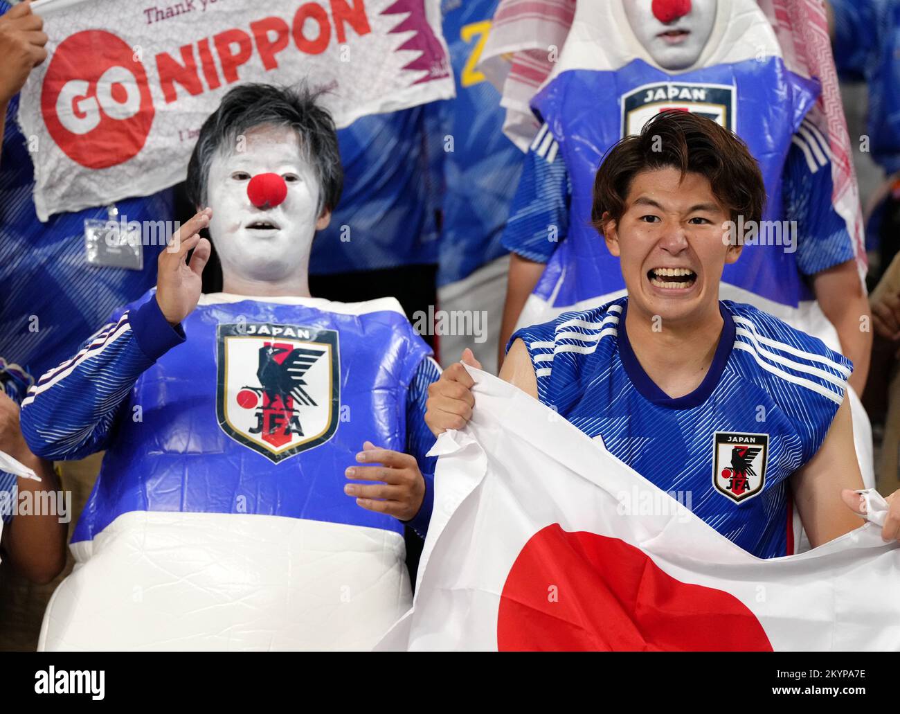 I fan giapponesi festeggiano dopo il fischio finale durante la partita di Coppa del mondo FIFA Group e allo Stadio Internazionale Khalifa, al Rayyan, Qatar. Data immagine: Giovedì 1 dicembre 2022. Foto Stock