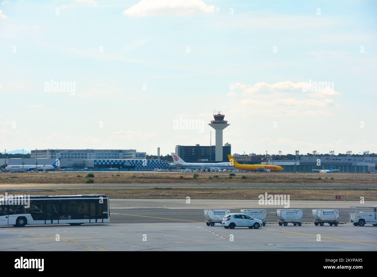 Aeroporto di Francoforte Germania 02 agosto 2022 - vari edifici dall'esterno con pista, aereo, autobus e auto Foto Stock