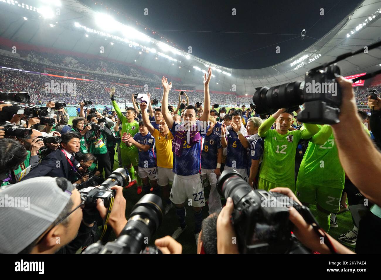 Il giapponese Maya Yoshida festeggia con i compagni di squadra dopo il fischio finale durante la partita di Coppa del mondo FIFA Group e allo stadio internazionale Khalifa, al Rayyan, Qatar. Data immagine: Giovedì 1 dicembre 2022. Foto Stock