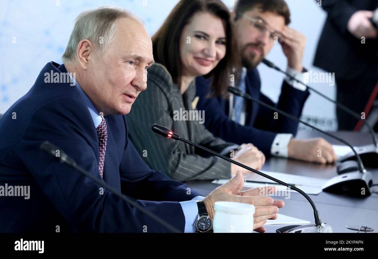 Sochi, Russia. 01st Dec, 2022. Il presidente russo Vladimir Putin partecipa al 2nd° Congresso dei giovani scienziati e al programma del Pool del personale di direzione per la scienza, la tecnologia e l'istruzione superiore al Sirius Science and Art Park, 1 dicembre 2022 a Sochi, Russia. Credit: Mikhail Metzel/Kremlin Pool/Alamy Live News Foto Stock