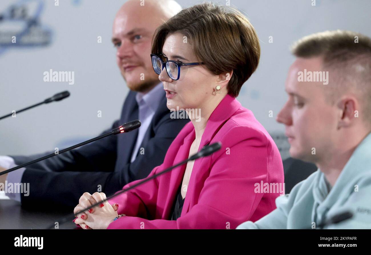 Sochi, Russia. 01st Dec, 2022. Responsabile del laboratorio dei polimeri e dei materiali compositi presso l'Università federale Immanuel Kant Baltic Olga Moskalyuk, ascolta le discussioni durante il 2nd° Congresso dei giovani scienziati e del programma del pool di personale di gestione per la scienza, la tecnologia e l'istruzione superiore presso il Sirius Science and Art Park, 1 dicembre 2022 a Sochi, Russia. Credit: Mikhail Metzel/Kremlin Pool/Alamy Live News Foto Stock