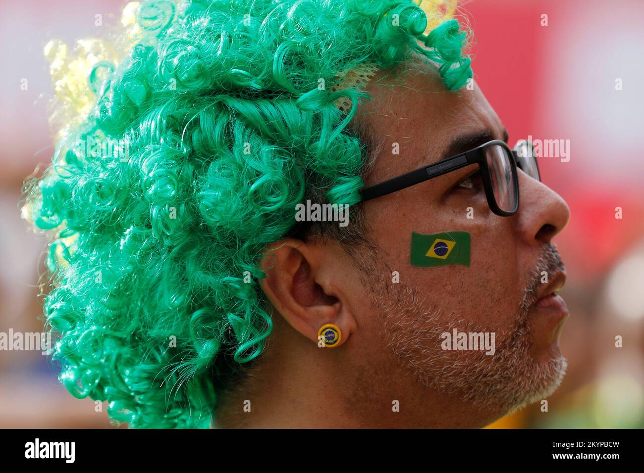 Il fan brasiliano indossa capelli colorati che supportano la squadra di calcio nazionale che gioca alla Coppa del mondo FIFA all'arena Fan Festival Foto Stock