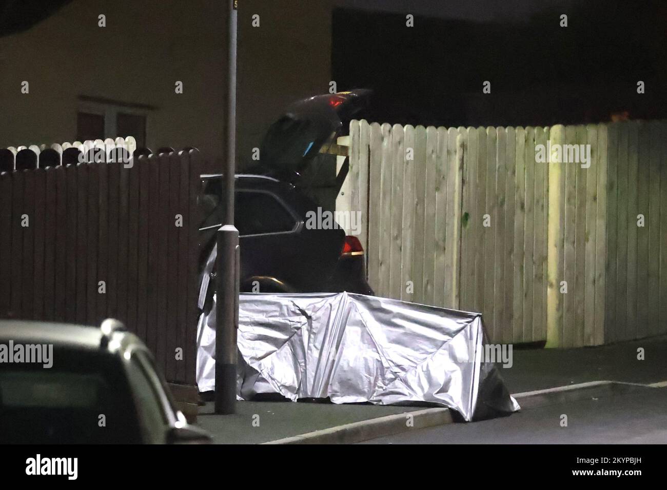 Una tenda accanto ad un'auto sulla scena di un tiro fatale nella zona del Parco Ardcarn di Newry il giovedì sera in cui un uomo è morto. Foto Stock
