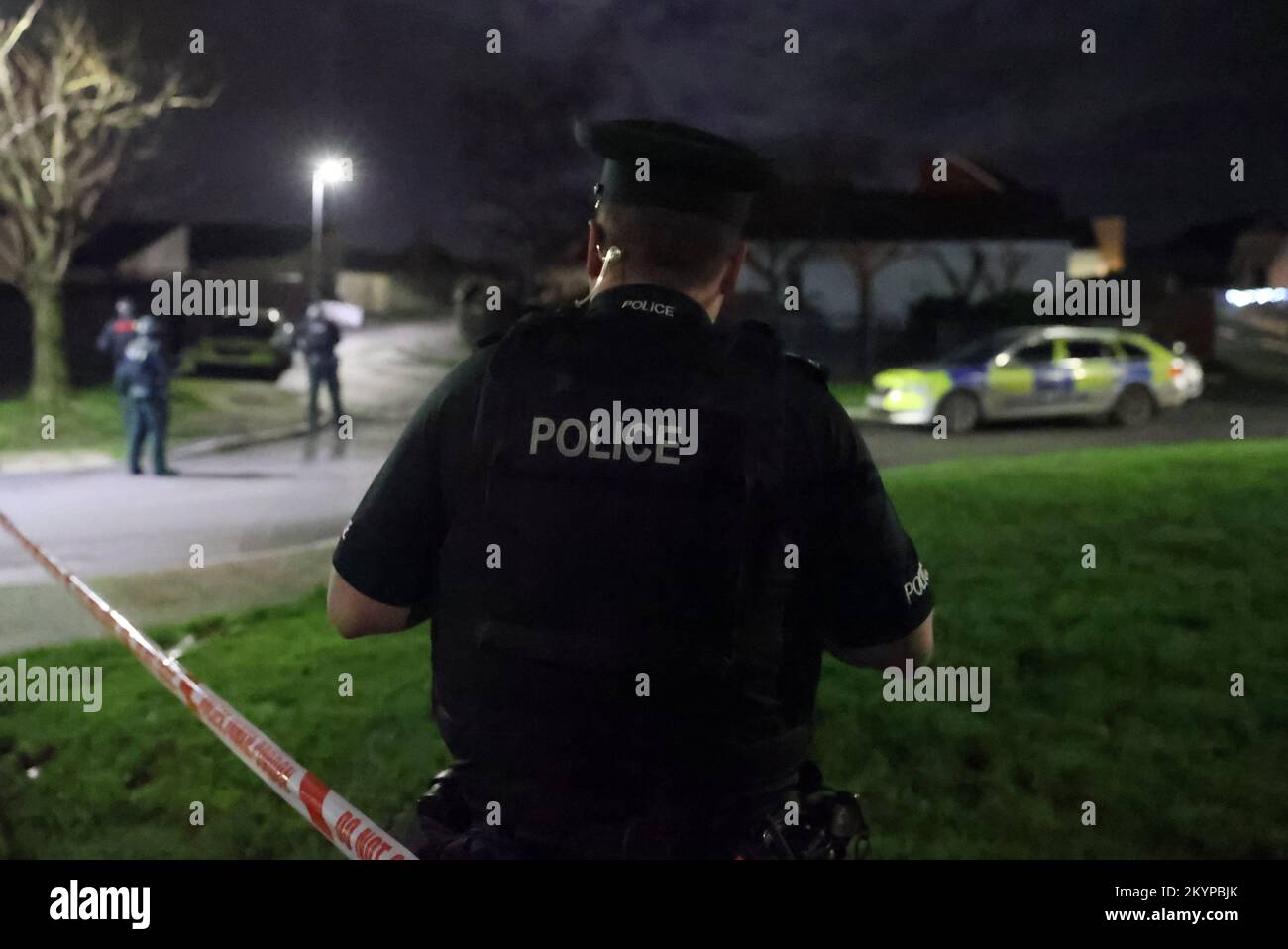 Gli ufficiali PSNI sulla scena di un tiro fatale nella zona del Parco Ardcarn di Newry il giovedì sera in cui un uomo è morto. Foto Stock