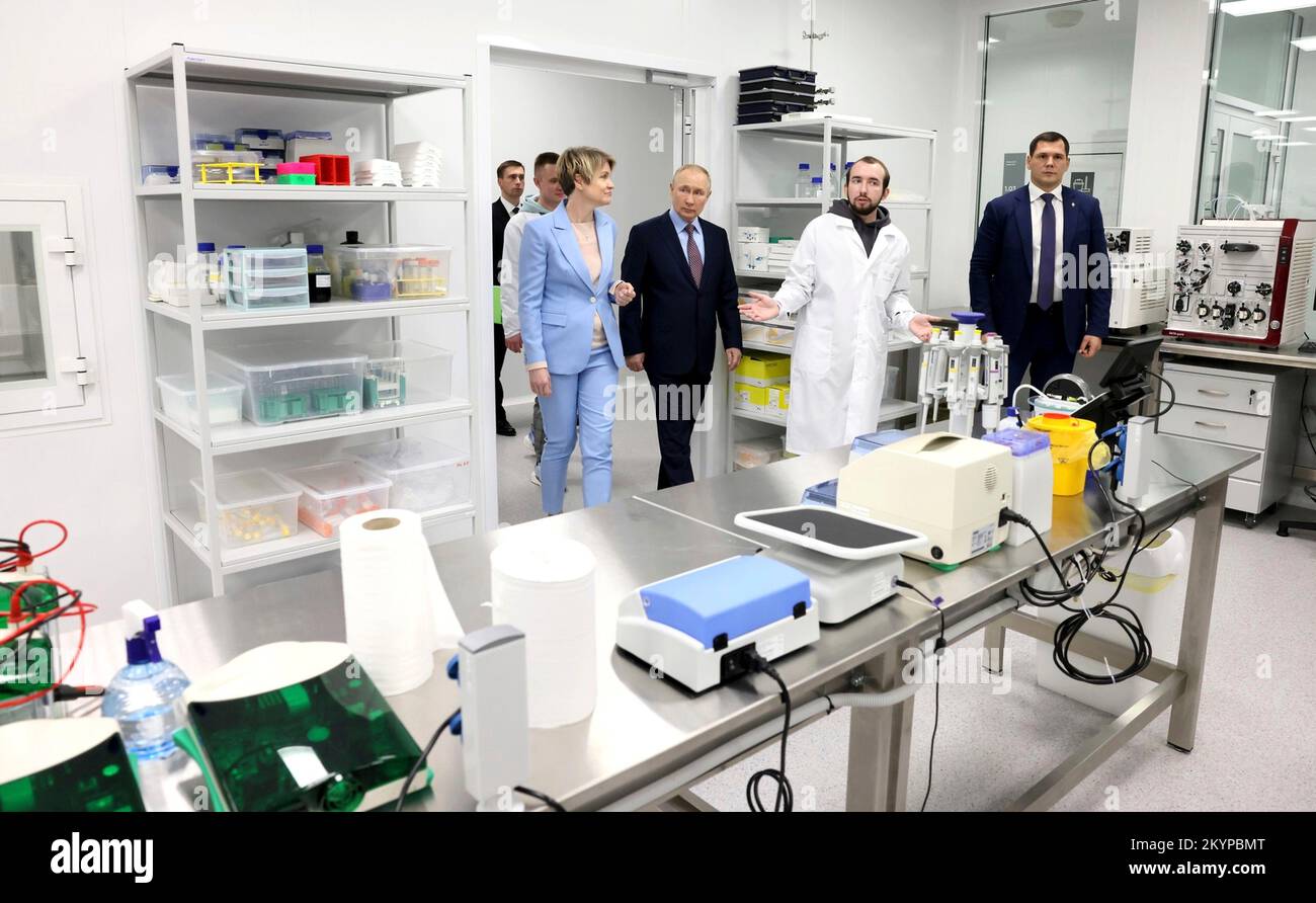 Sochi, Russia. 01st Dec, 2022. Il presidente russo Vladimir Putin, centro, accompagnato dal capo della Fondazione educativa Sirius Elena Shmeleva, a sinistra, visita gli impianti di laboratorio presso l'Università della Scienza e della tecnologia di Sirius, 1 dicembre 2022 a Sochi, Russia. Credit: Mikhail Metzel/Kremlin Pool/Alamy Live News Foto Stock