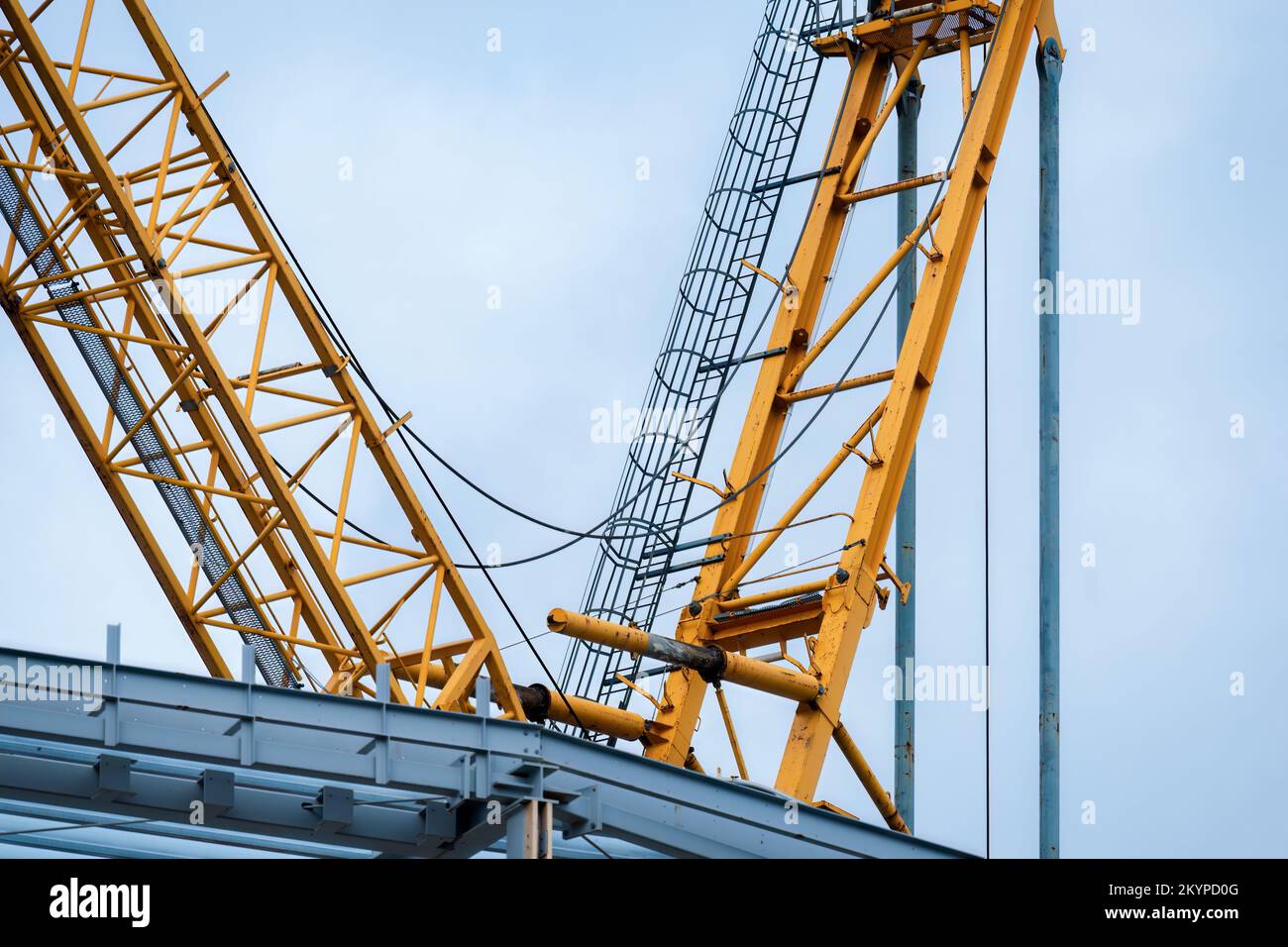 Gru industriale da costruzione contro un cielo nuvoloso. Auckland. Foto Stock