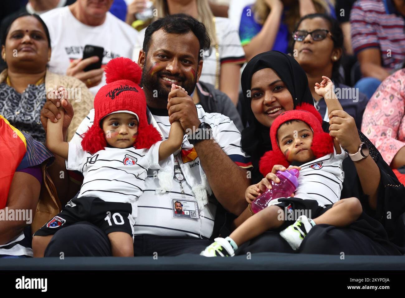 Doha, Qatar. 01st Dec, 2022. I tifosi tedeschi sostengono la loro squadra durante la partita del Gruppo e della Coppa del mondo FIFA 2022 presso l'al Bayt Stadium di Doha, Qatar, il 01 dicembre 2022. Foto di Chris Brunskill/UPI Credit: UPI/Alamy Live News Foto Stock