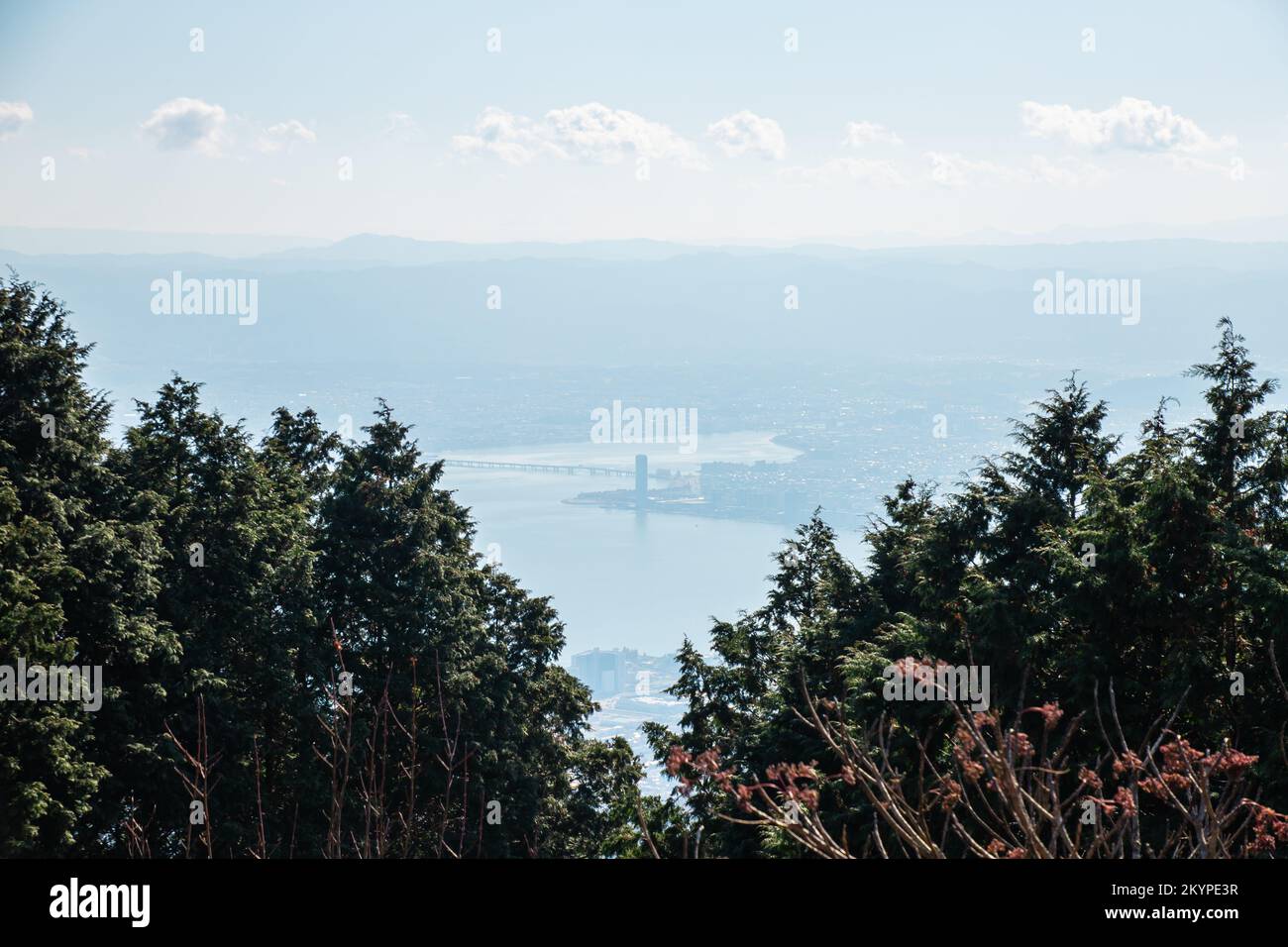 Paesaggio lato sud ovest del lago Biwa (Biwako) e paesaggio urbano di Otsu-shi da una cima di montagna di Hieizan (Monte Hiei), Shiga, Giappone Foto Stock