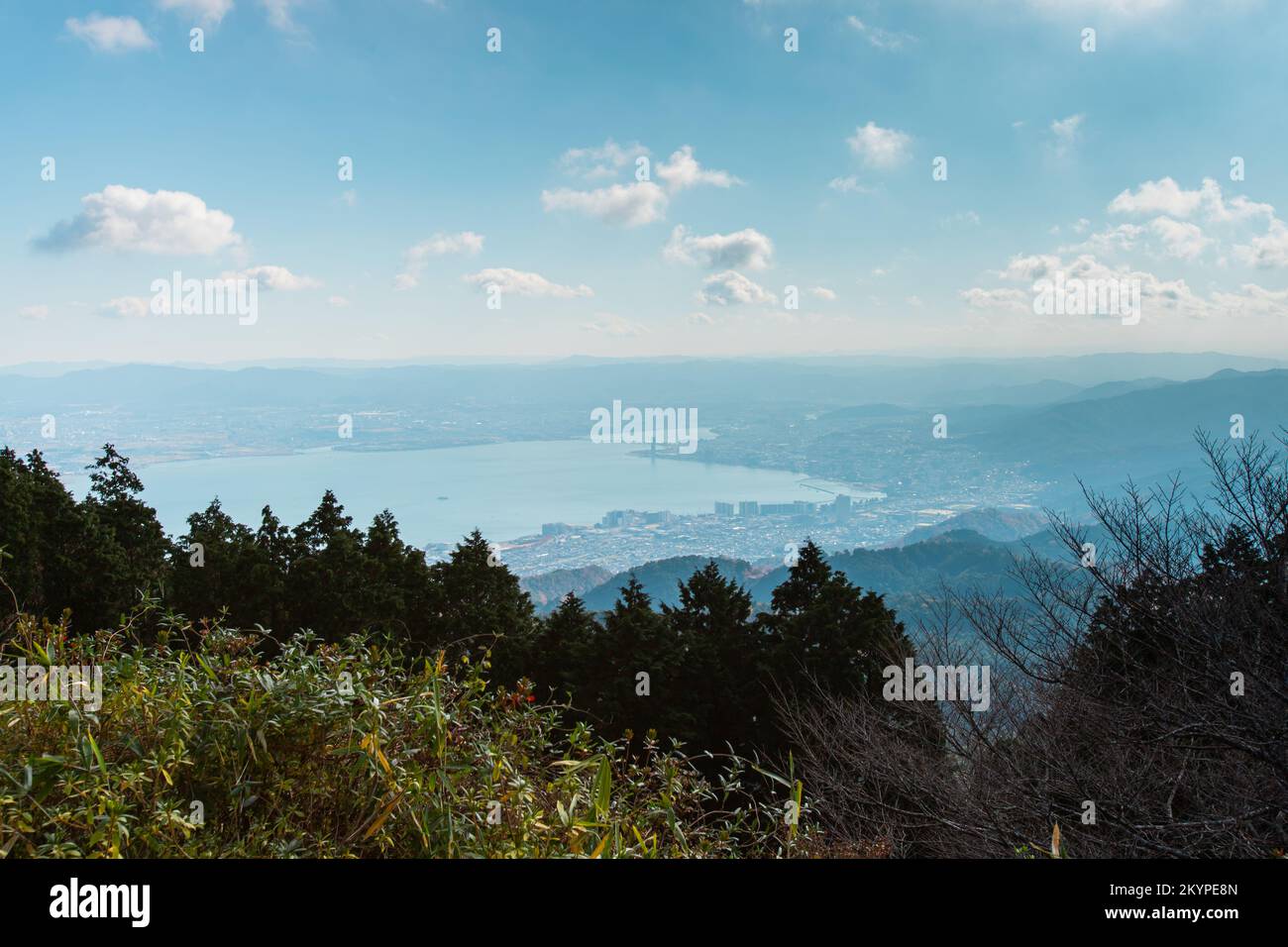 Paesaggio lato sud ovest del lago Biwa (Biwako) e paesaggio urbano di Otsu-shi da una cima di montagna di Hieizan (Monte Hiei), Shiga, Giappone Foto Stock